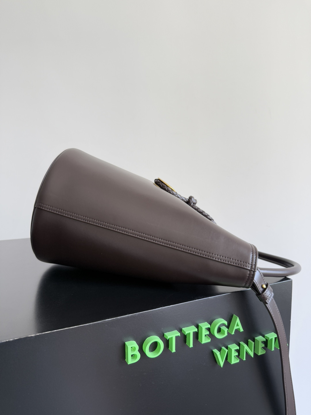 Bo*te*ga Ve*ne*ta Medium Liberta Bucket 30x18x18cm