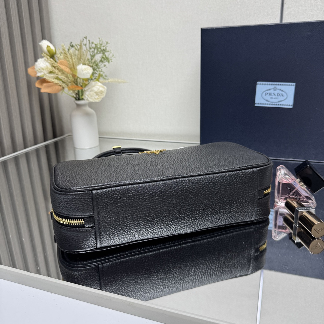 Pra*a Medium top handle bag in Vitello Dino soft leather 13x28x8cm