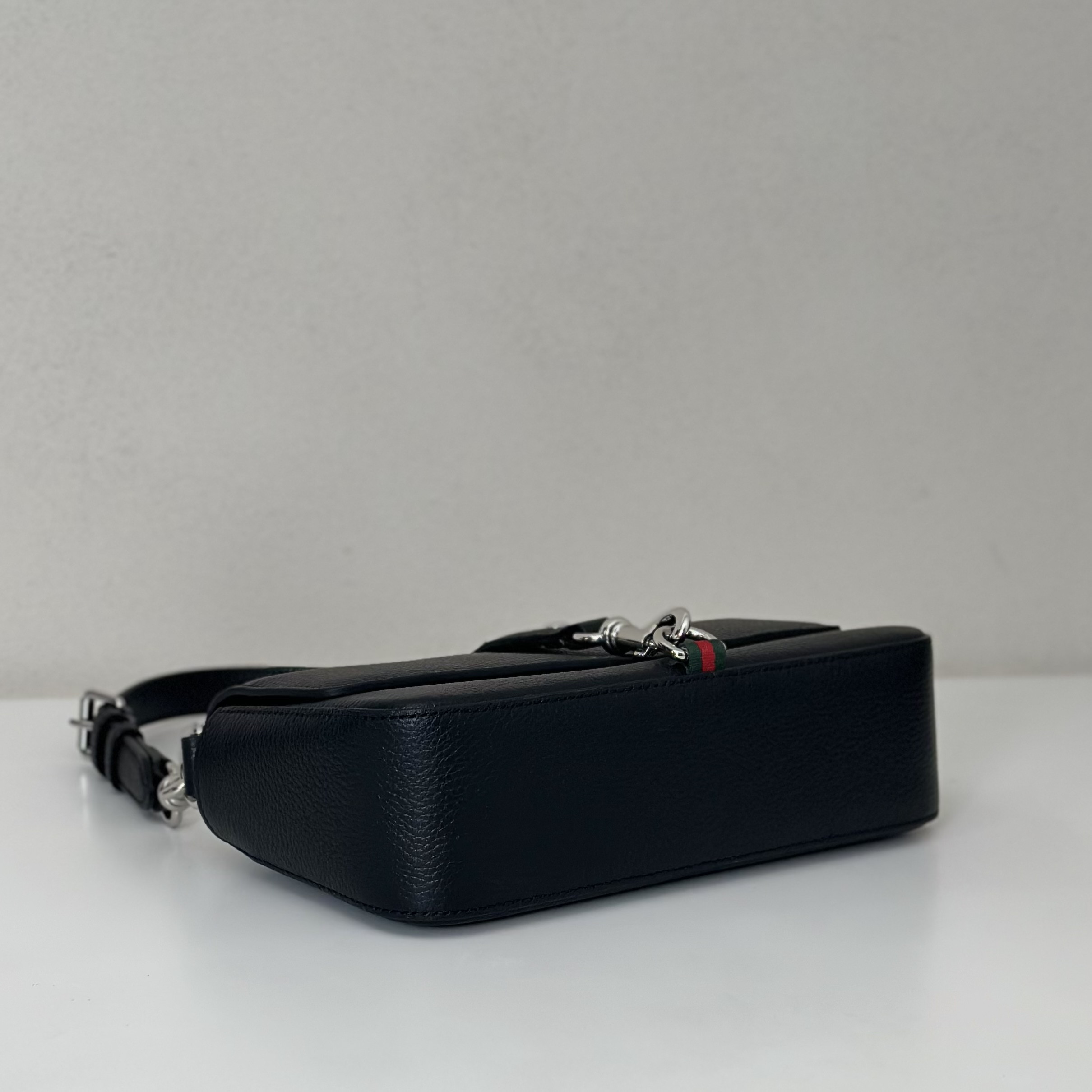 G*u*i Small crossbody bag with hook closure 23.5 x 12.5 x 6.5 cm