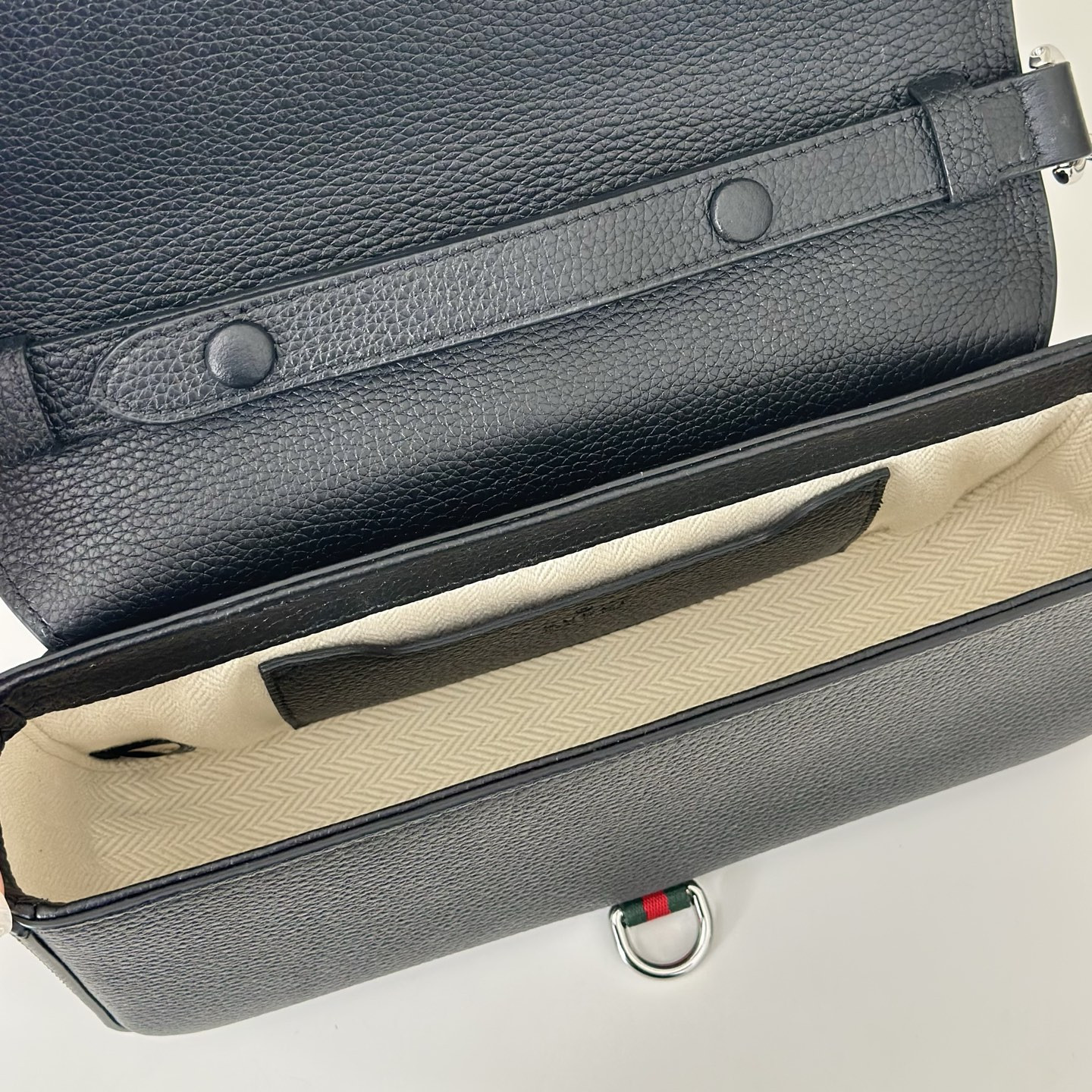 G*u*i Small crossbody bag with hook closure 23.5 x 12.5 x 6.5 cm