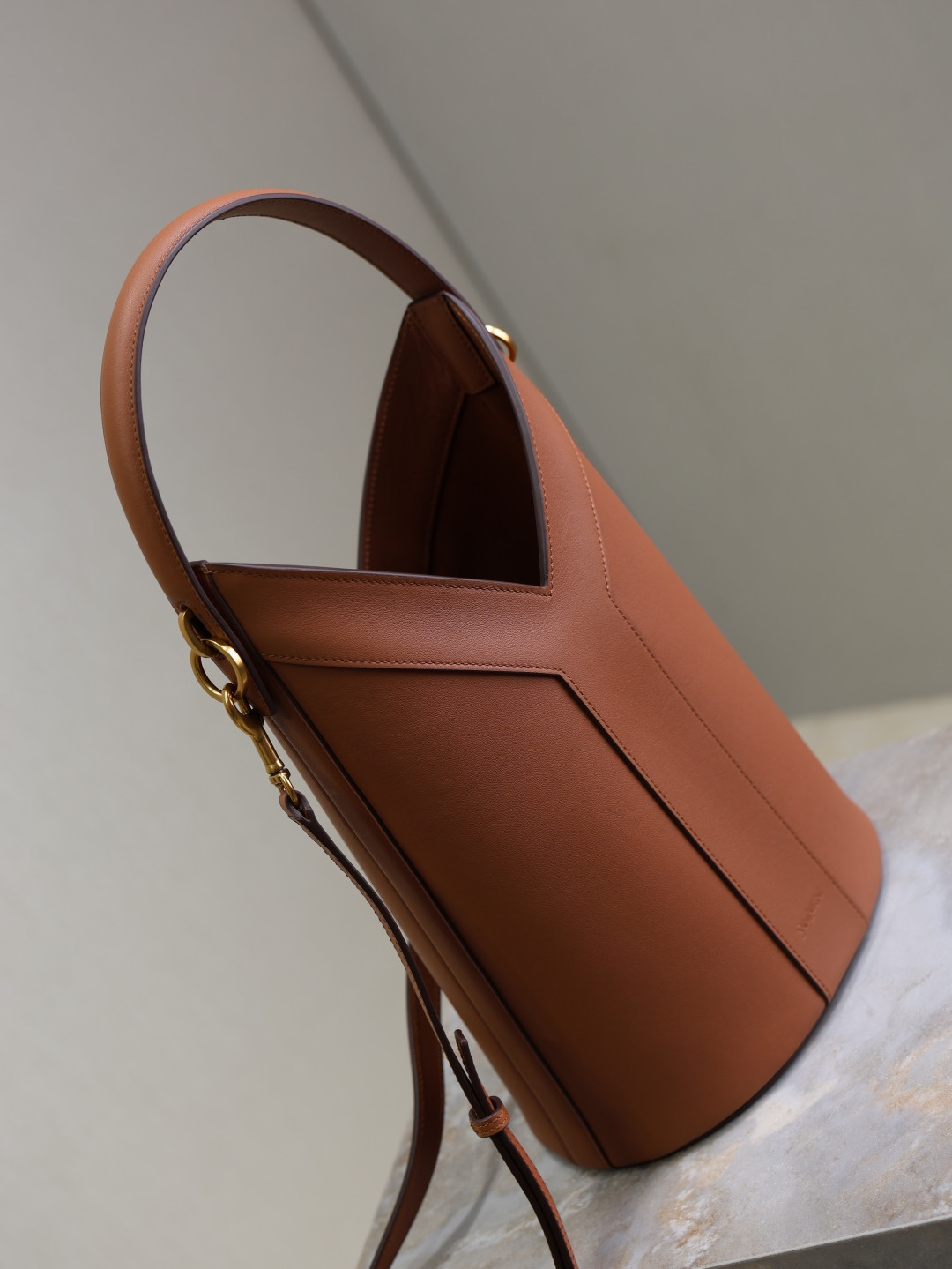 Y*L Y top-handle bucket in leather 25x22-34x3-15cm