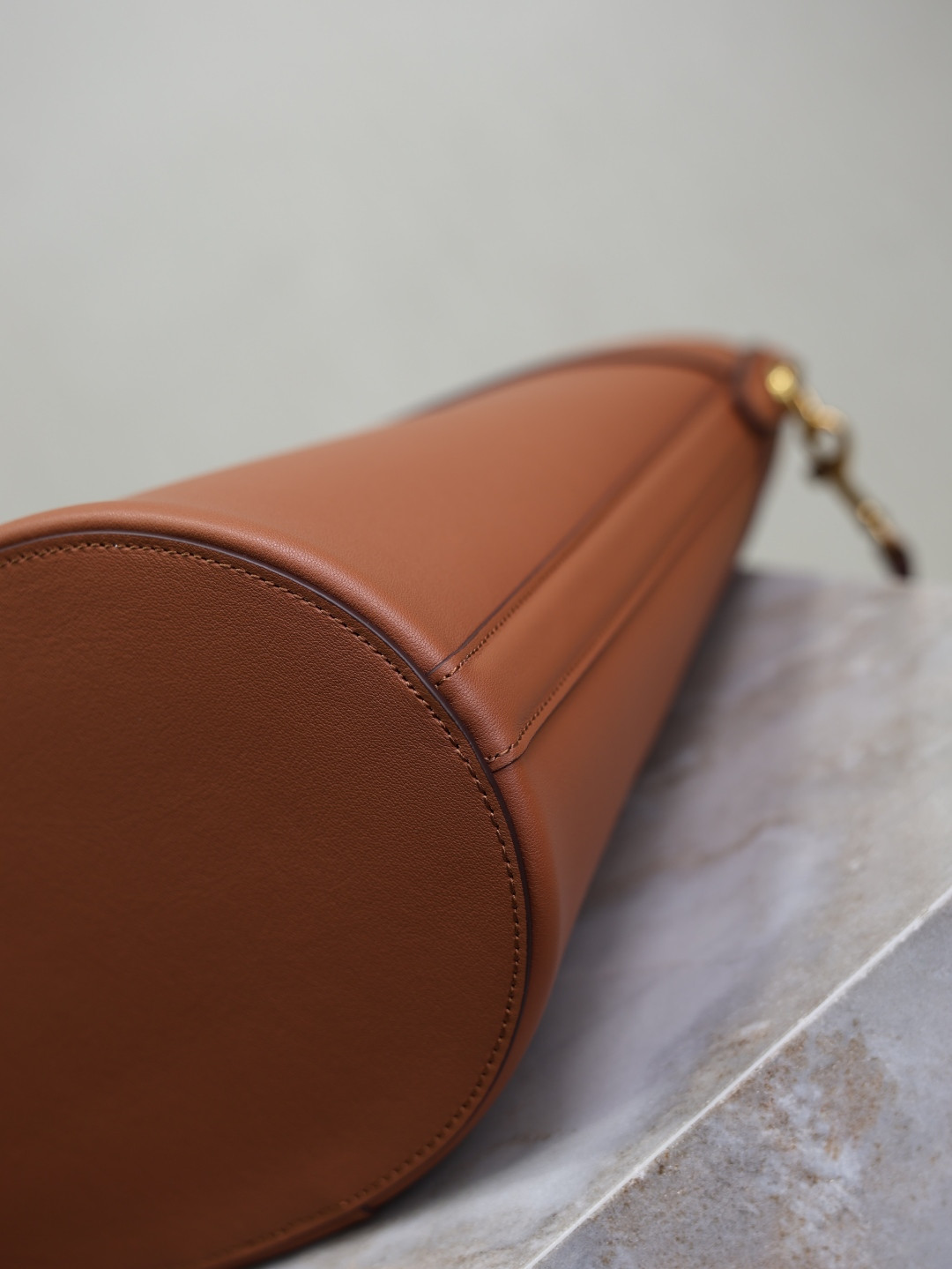 Y*L Y top-handle bucket in leather 25x22-34x3-15cm