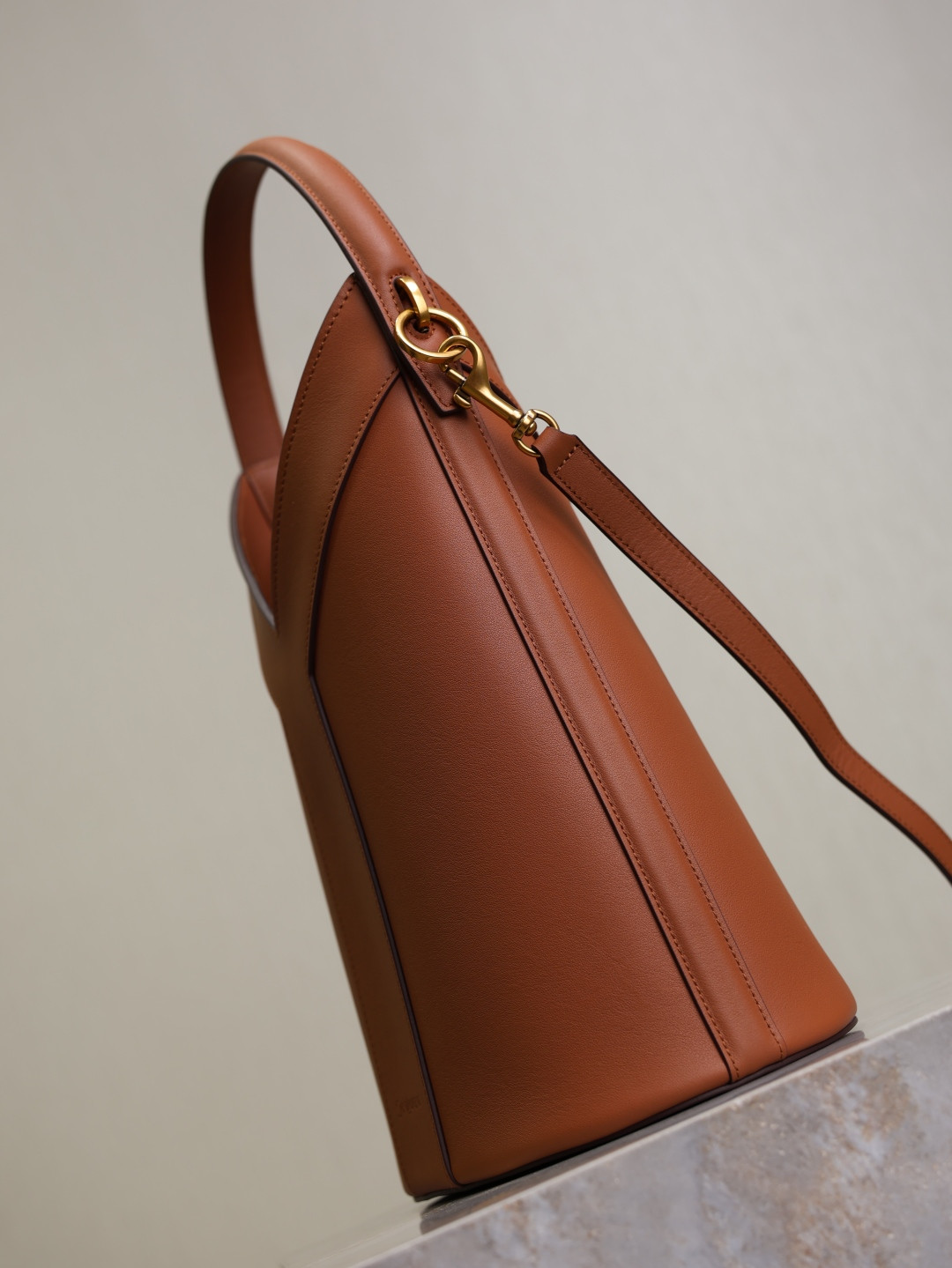 Y*L Y top-handle bucket in leather 25x22-34x3-15cm