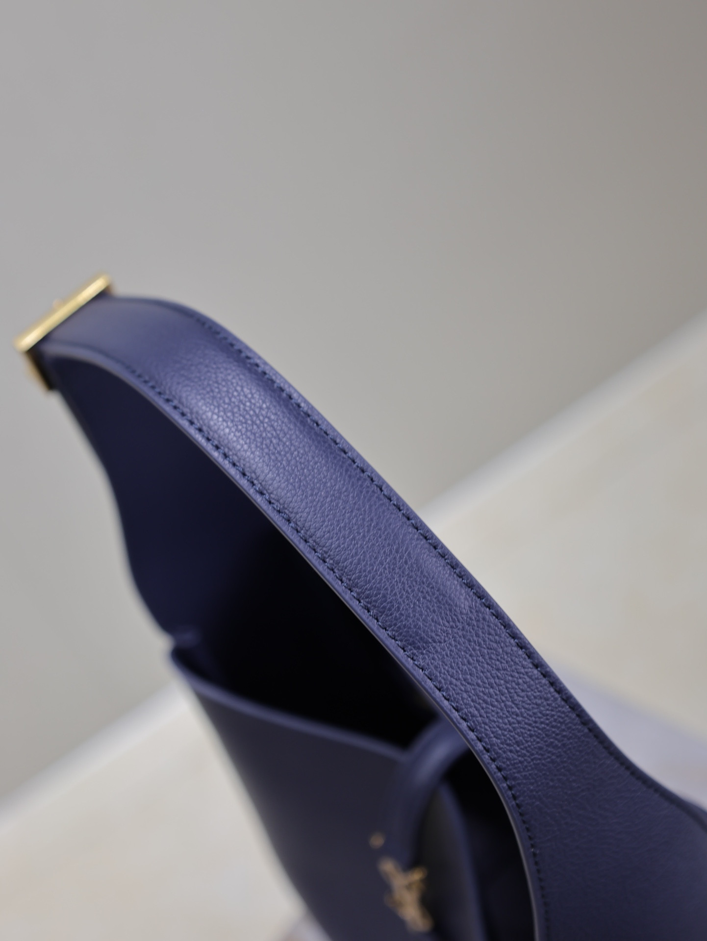 Y*L LE 5 À 7 S*pple small IN GRAINED LEATHER 23x22x8.5cm