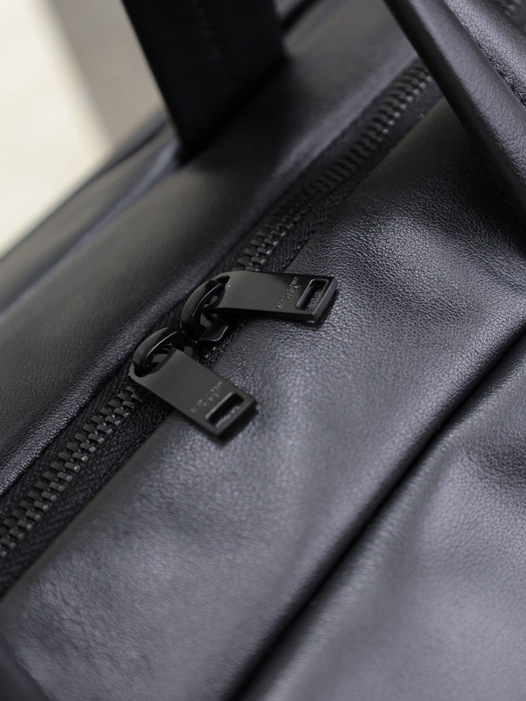 Y*L Sa**t Lau*nt duffle in lambskin 53x24x22cm