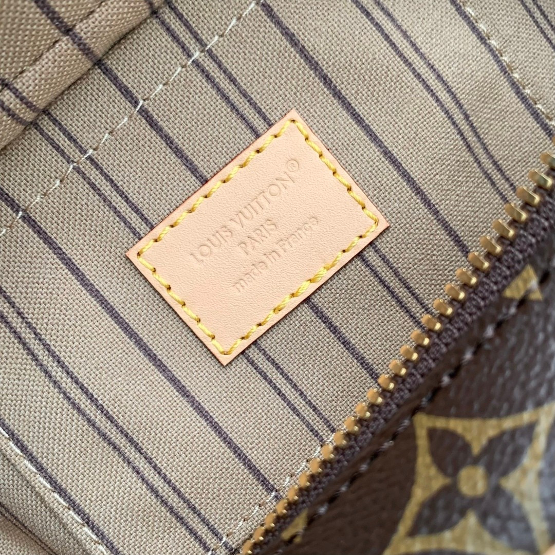 LV Hang On M47031 26x11.5x6.5cm