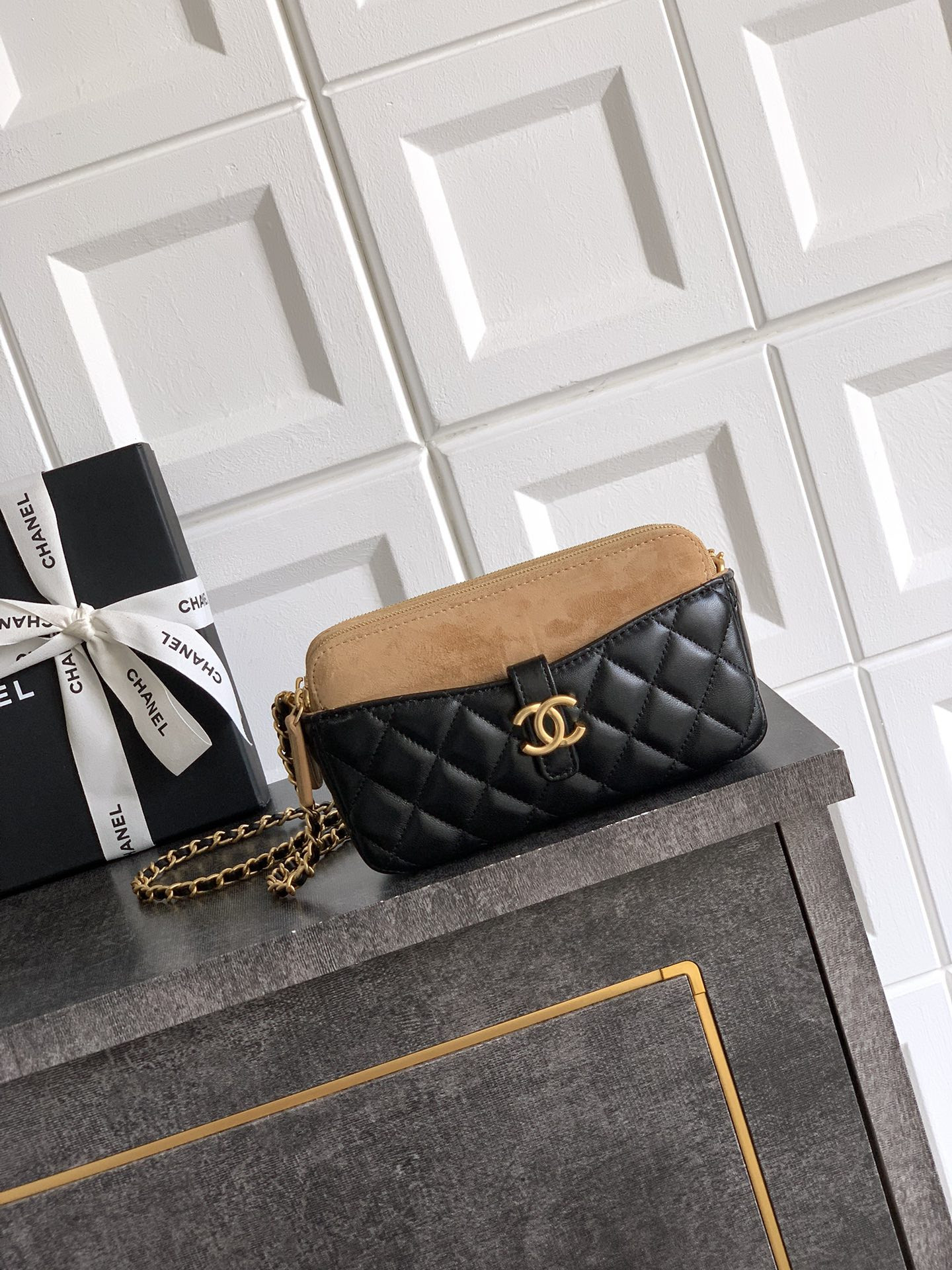 Ch*el Zipped Phone Holder With Chain AP4743 10x18x3cm