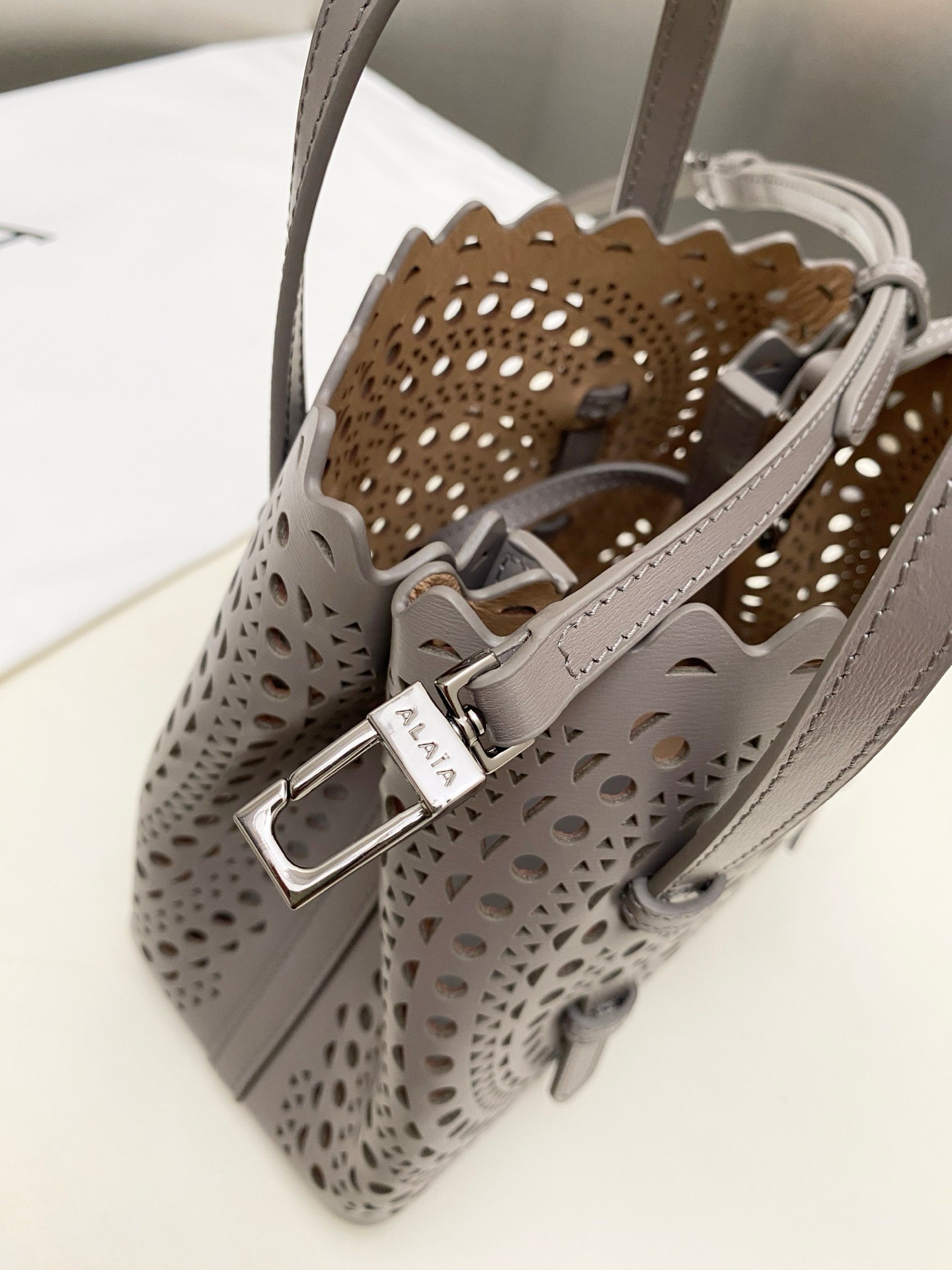 ALAÏA Mina 20 bag 20x17x10cm