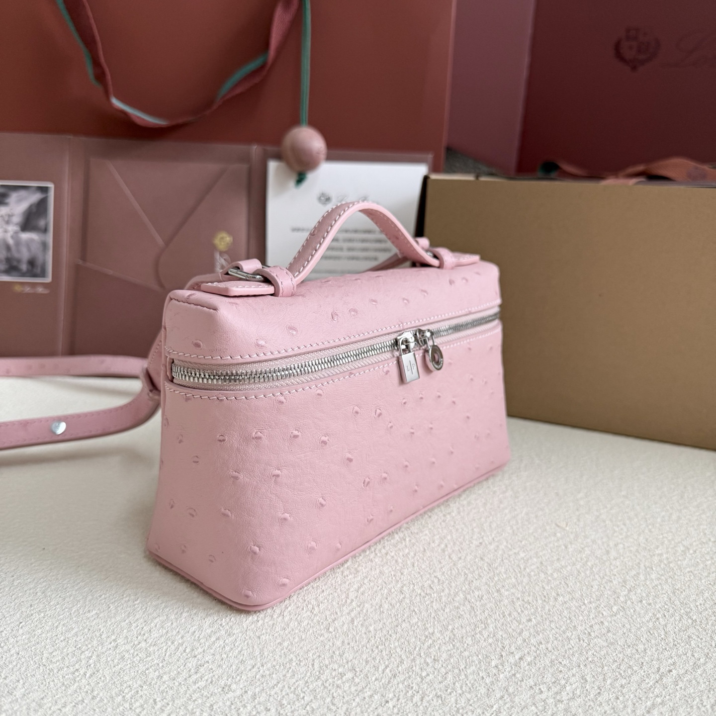 L**o p*ana Extra Pocket L19 Ostrich-grained Leather 11 x 19 x 6.5 cm