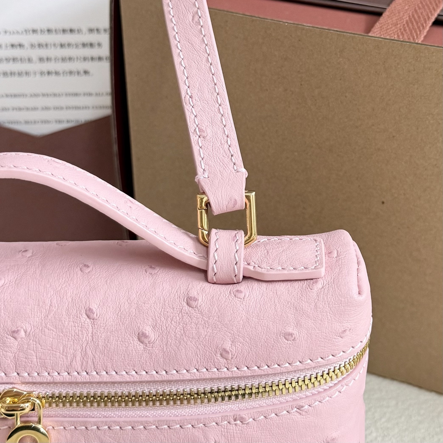 L**o p*ana Extra Pocket L19 Ostrich-grained Leather 11 x 19 x 6.5 cm