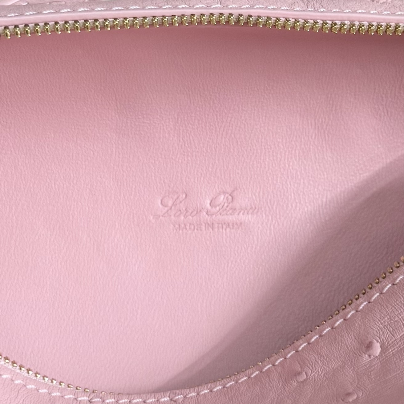 L**o p*ana Extra Pocket L19 Ostrich-grained Leather 11 x 19 x 6.5 cm