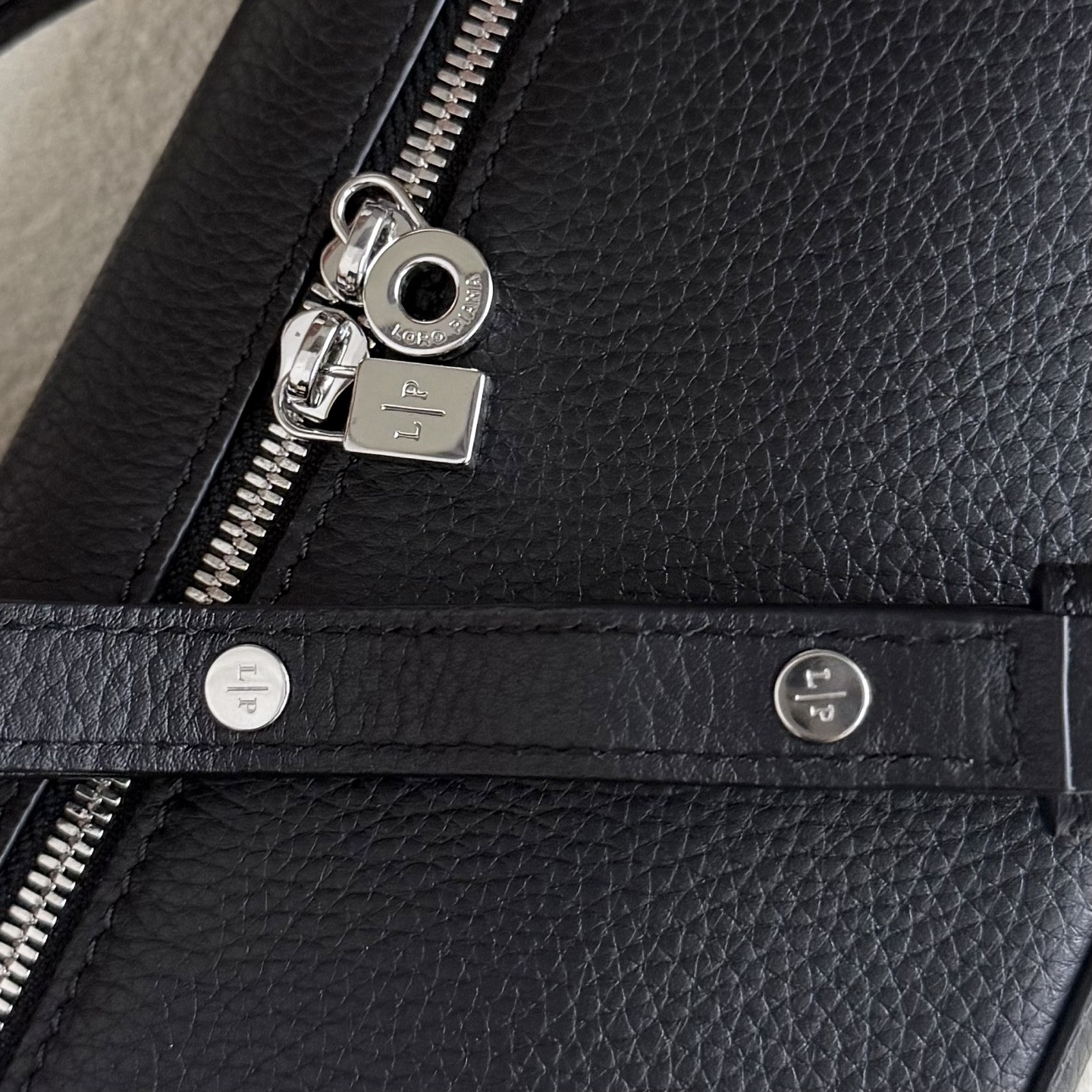 L**o p*ana Extra Pocket L19 Grained Calfskin 11 x 19 x 6.5 cm