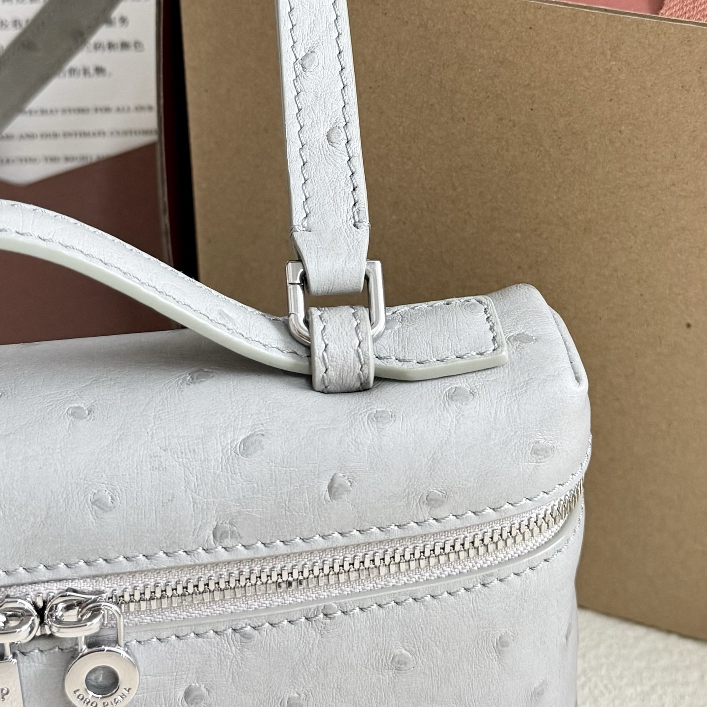 L**o p*ana Extra Pocket L19 Ostrich-grained Leather 11 x 19 x 6.5 cm