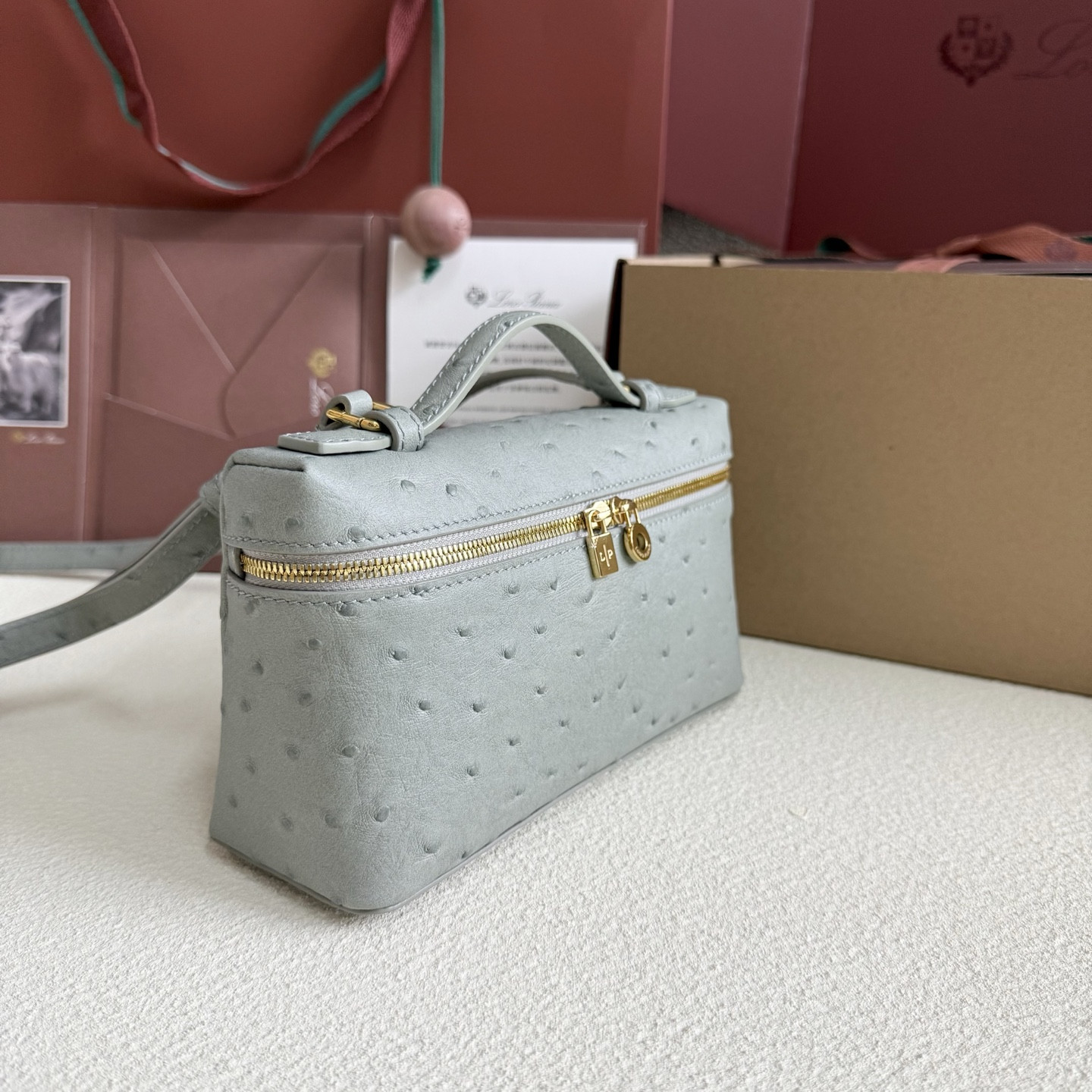 L**o p*ana Extra Pocket L19 Ostrich-grained Leather 11 x 19 x 6.5 cm