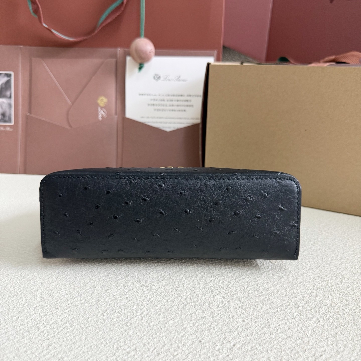 L**o p*ana Extra Pocket L19 Ostrich-grained Leather 11 x 19 x 6.5 cm