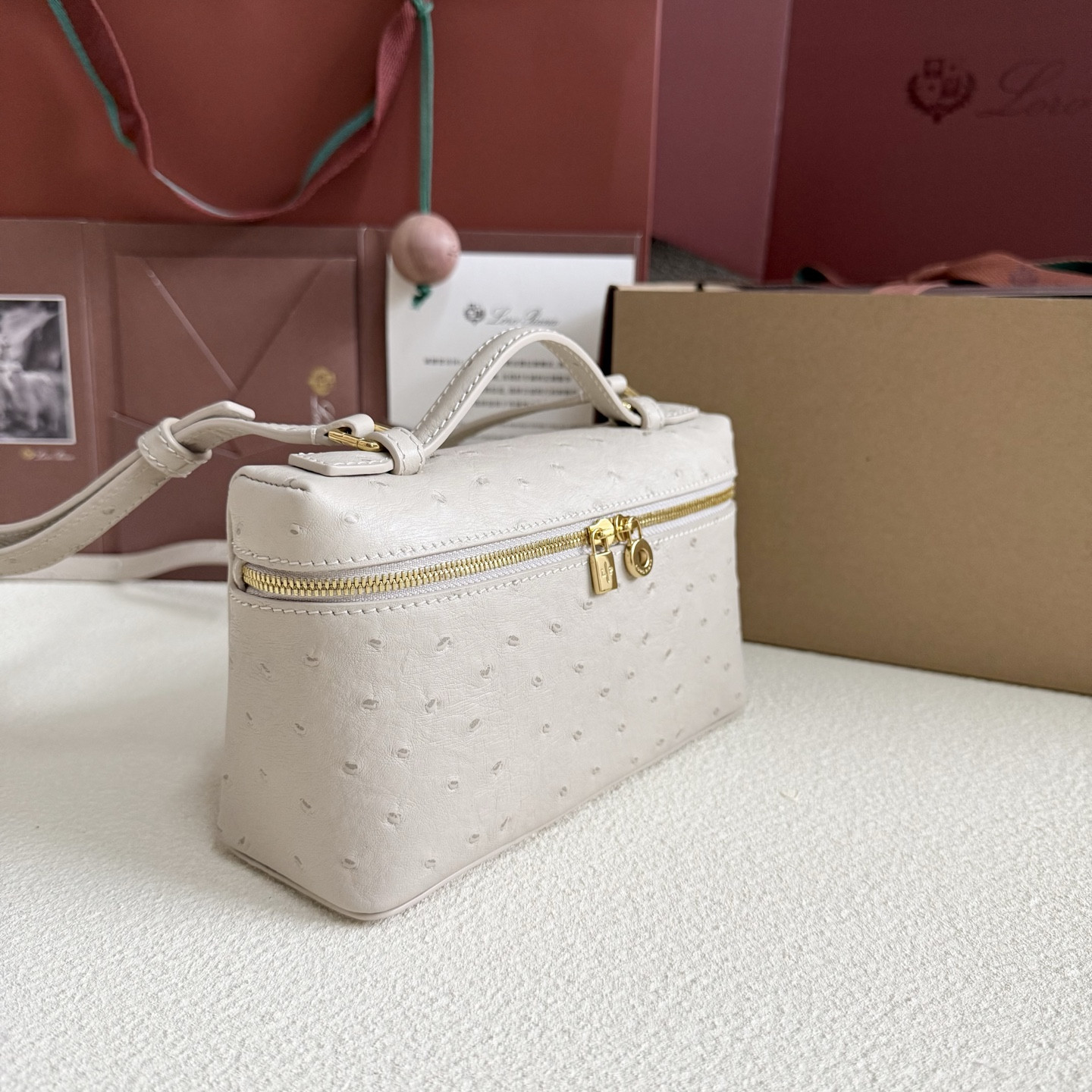 L**o p*ana Extra Pocket L19 Ostrich-grained Leather 11 x 19 x 6.5 cm