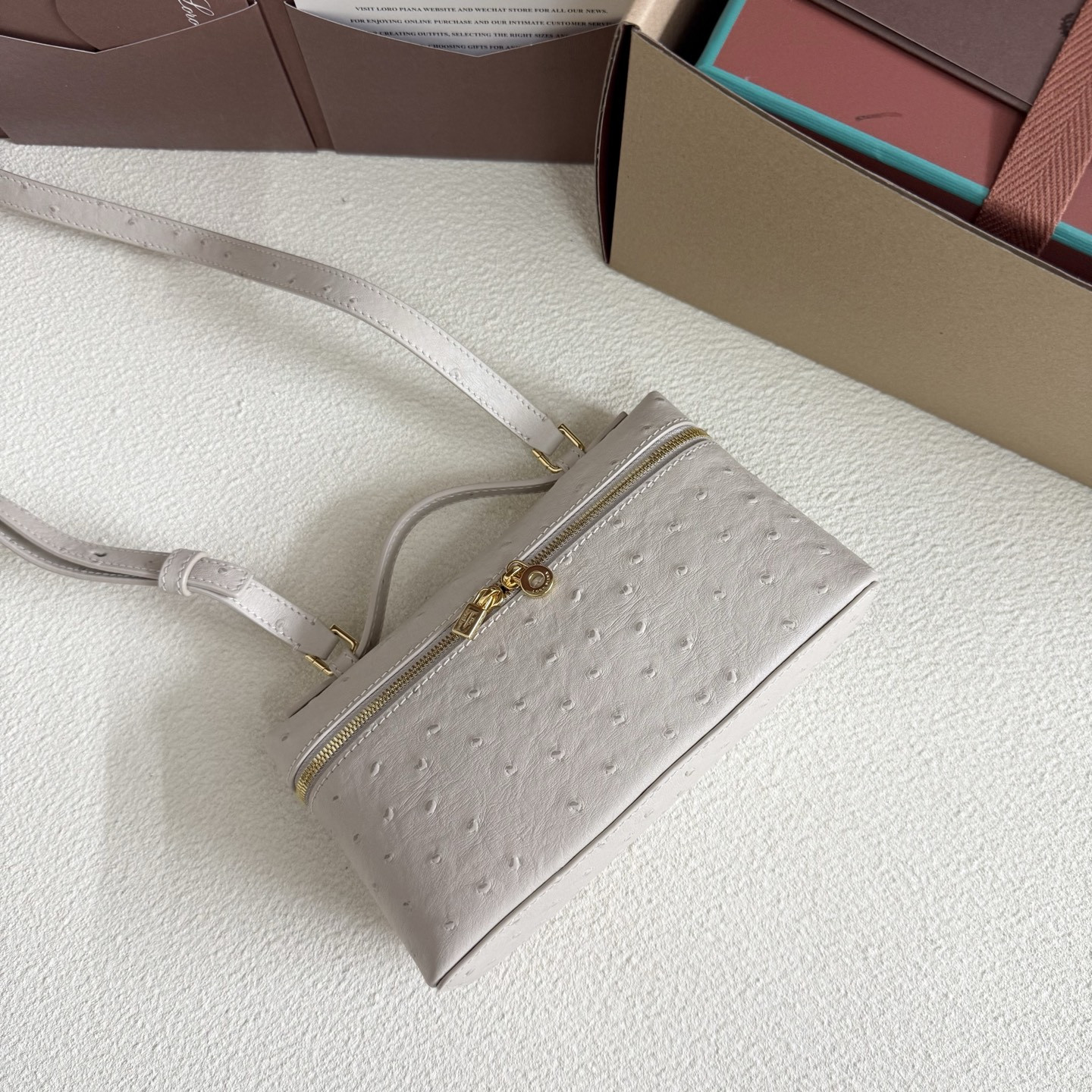 L**o p*ana Extra Pocket L19 Ostrich-grained Leather 11 x 19 x 6.5 cm