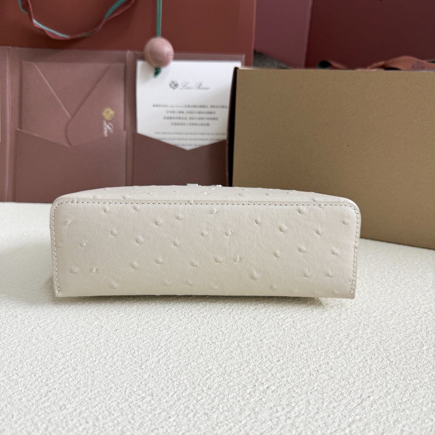 L**o p*ana Extra Pocket L19 Ostrich-grained Leather 11 x 19 x 6.5 cm