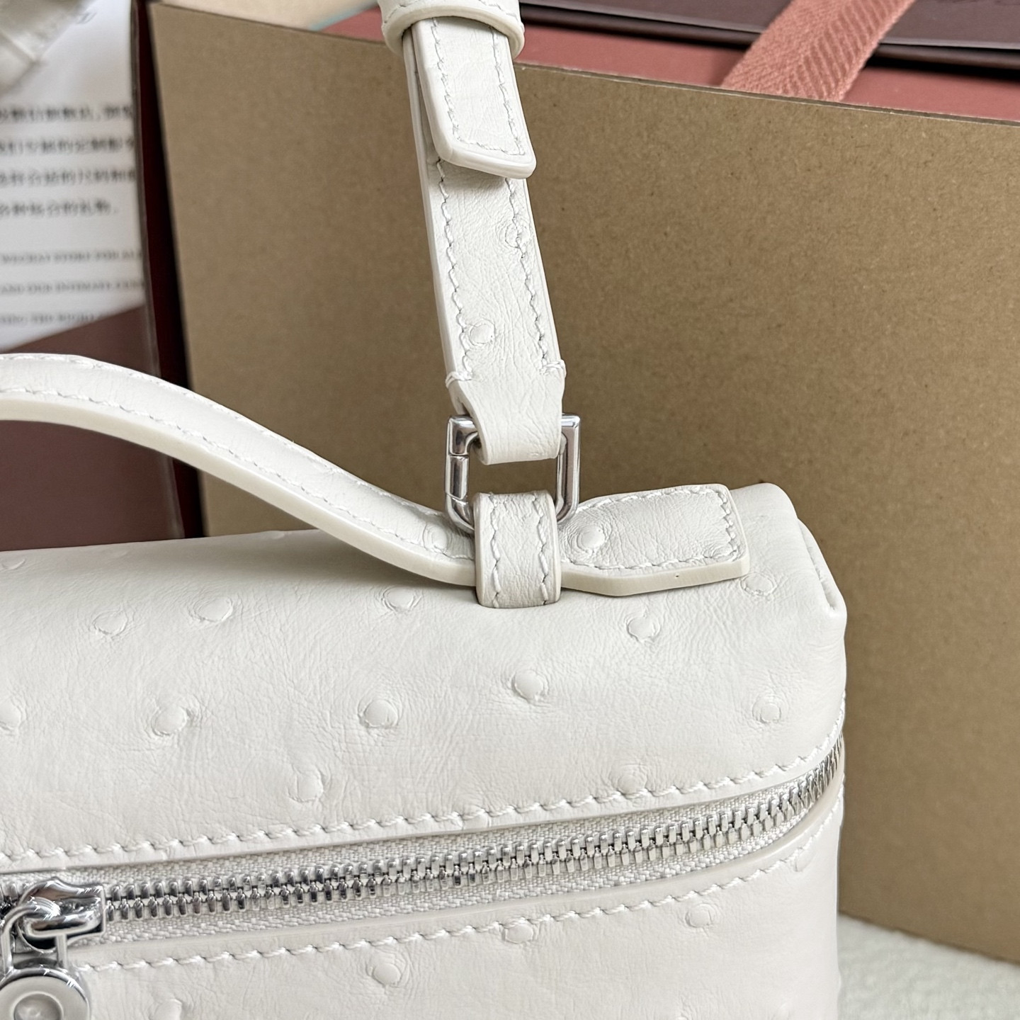 L**o p*ana Extra Pocket L19 Ostrich-grained Leather 11 x 19 x 6.5 cm