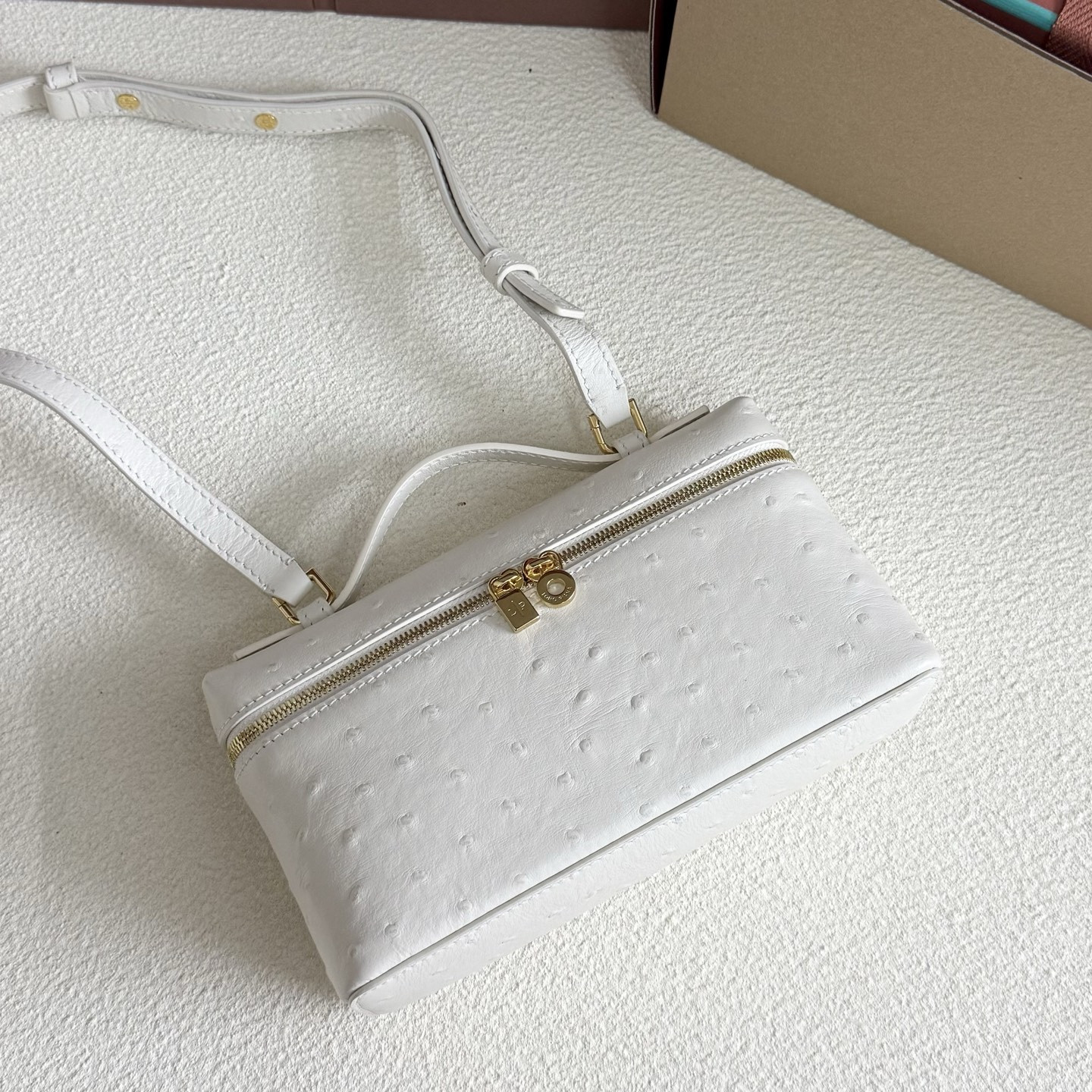 L**o p*ana Extra Pocket L19 Ostrich-grained Leather 11 x 19 x 6.5 cm