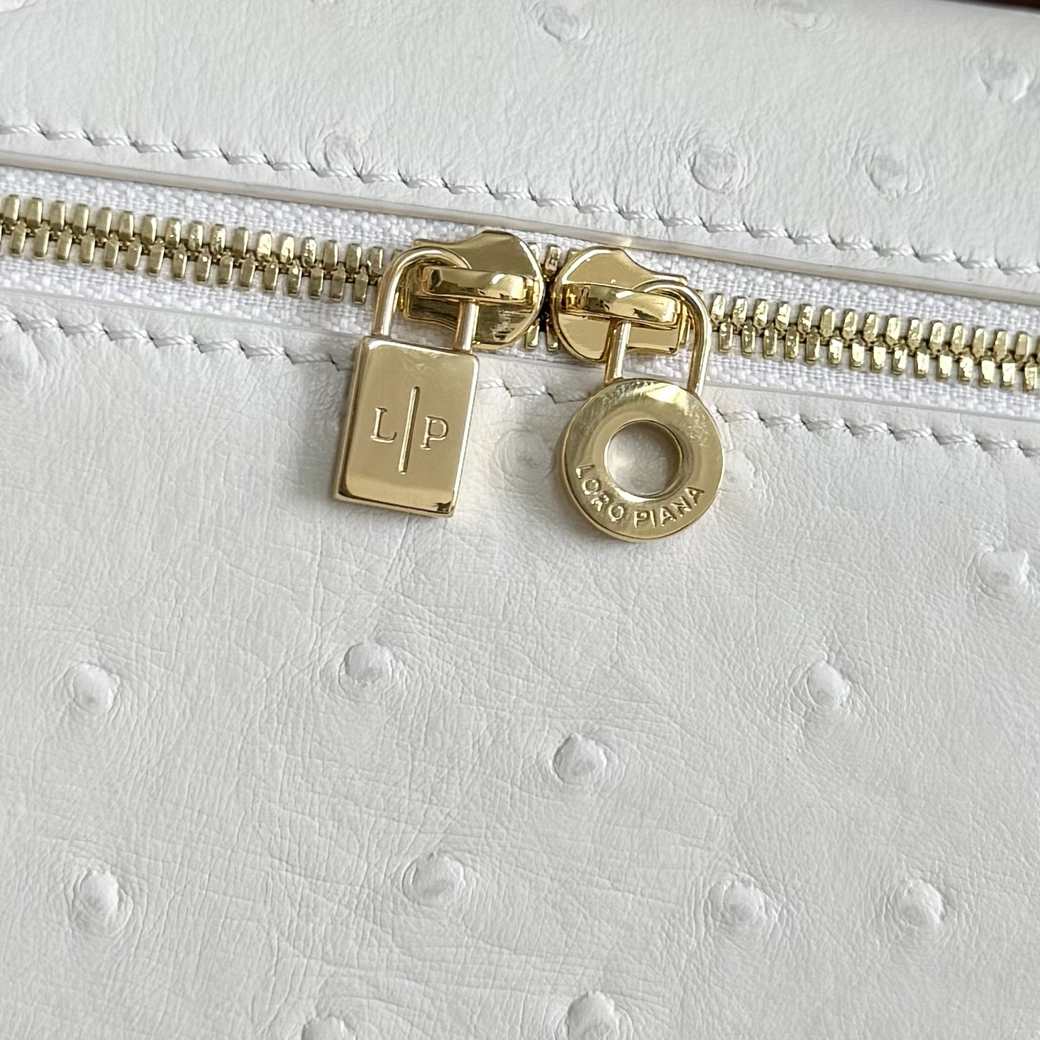 L**o p*ana Extra Pocket L19 Ostrich-grained Leather 11 x 19 x 6.5 cm