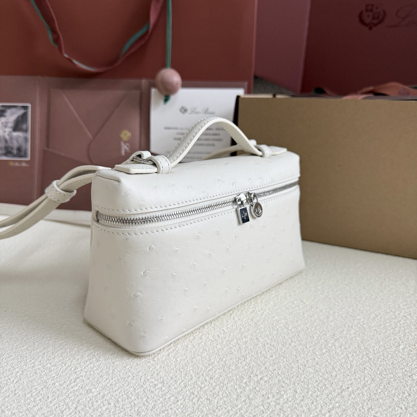 L**o p*ana Extra Pocket L19 Ostrich-grained Leather 11 x 19 x 6.5 cm