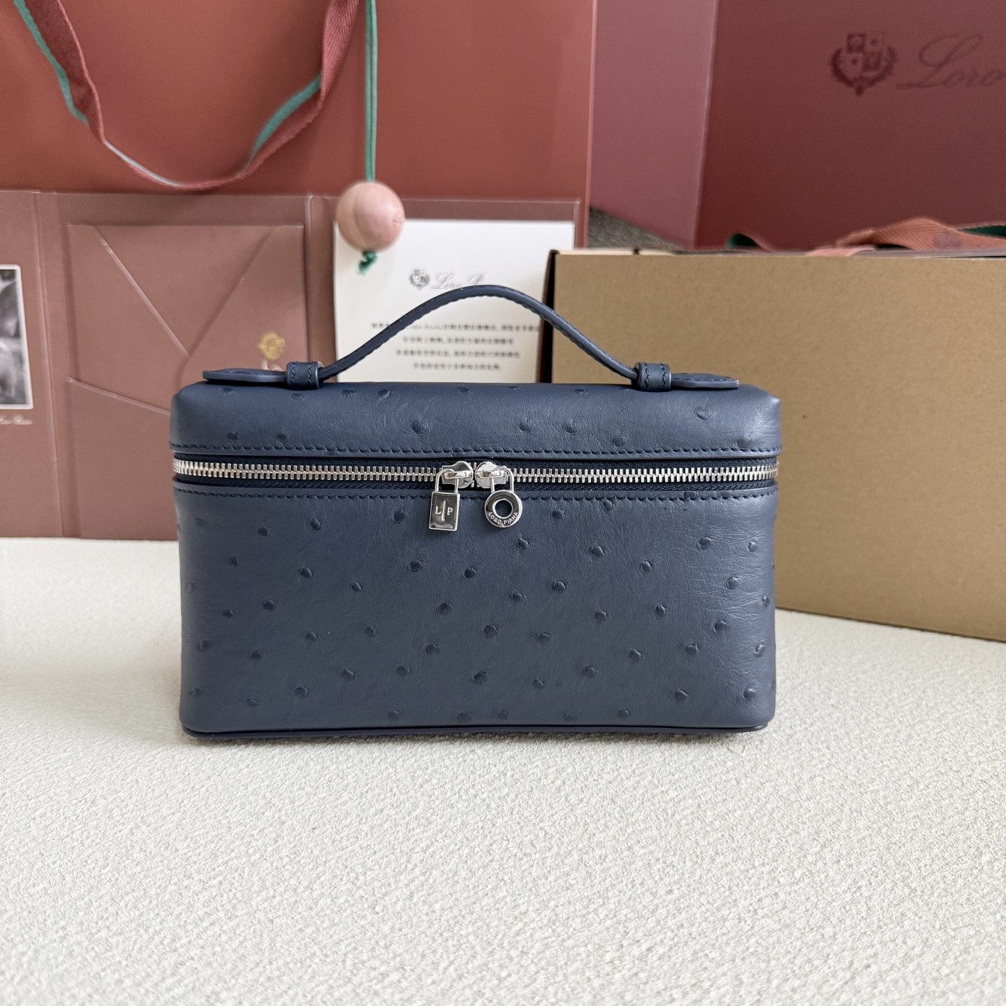 L**o p*ana Extra Pocket L19 Ostrich-grained Leather 11 x 19 x 6.5 cm