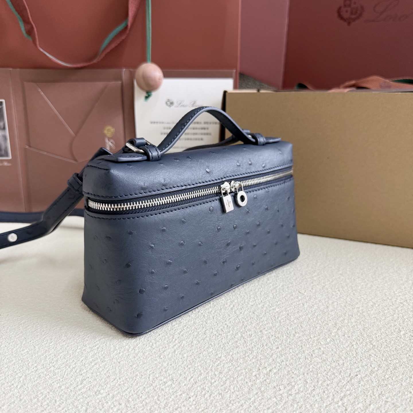 L**o p*ana Extra Pocket L19 Ostrich-grained Leather 11 x 19 x 6.5 cm