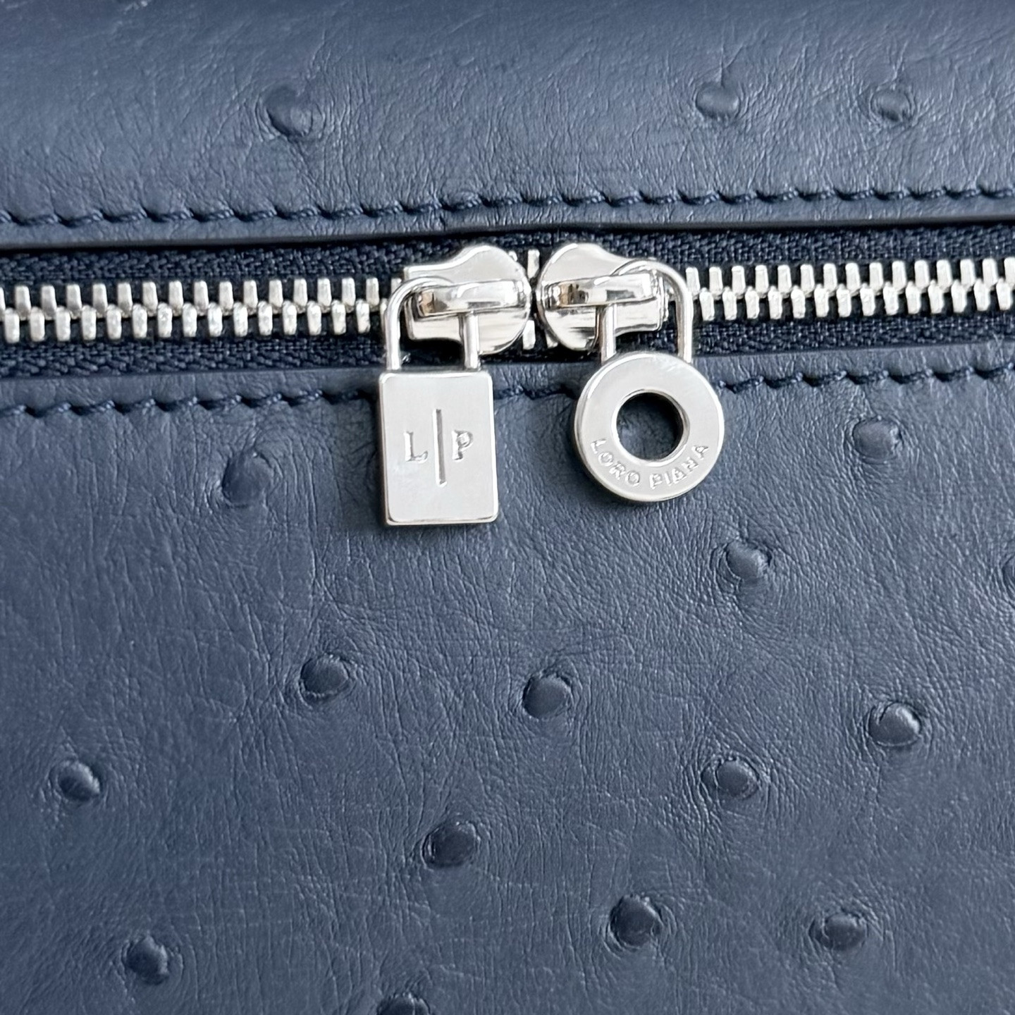 L**o p*ana Extra Pocket L19 Ostrich-grained Leather 11 x 19 x 6.5 cm