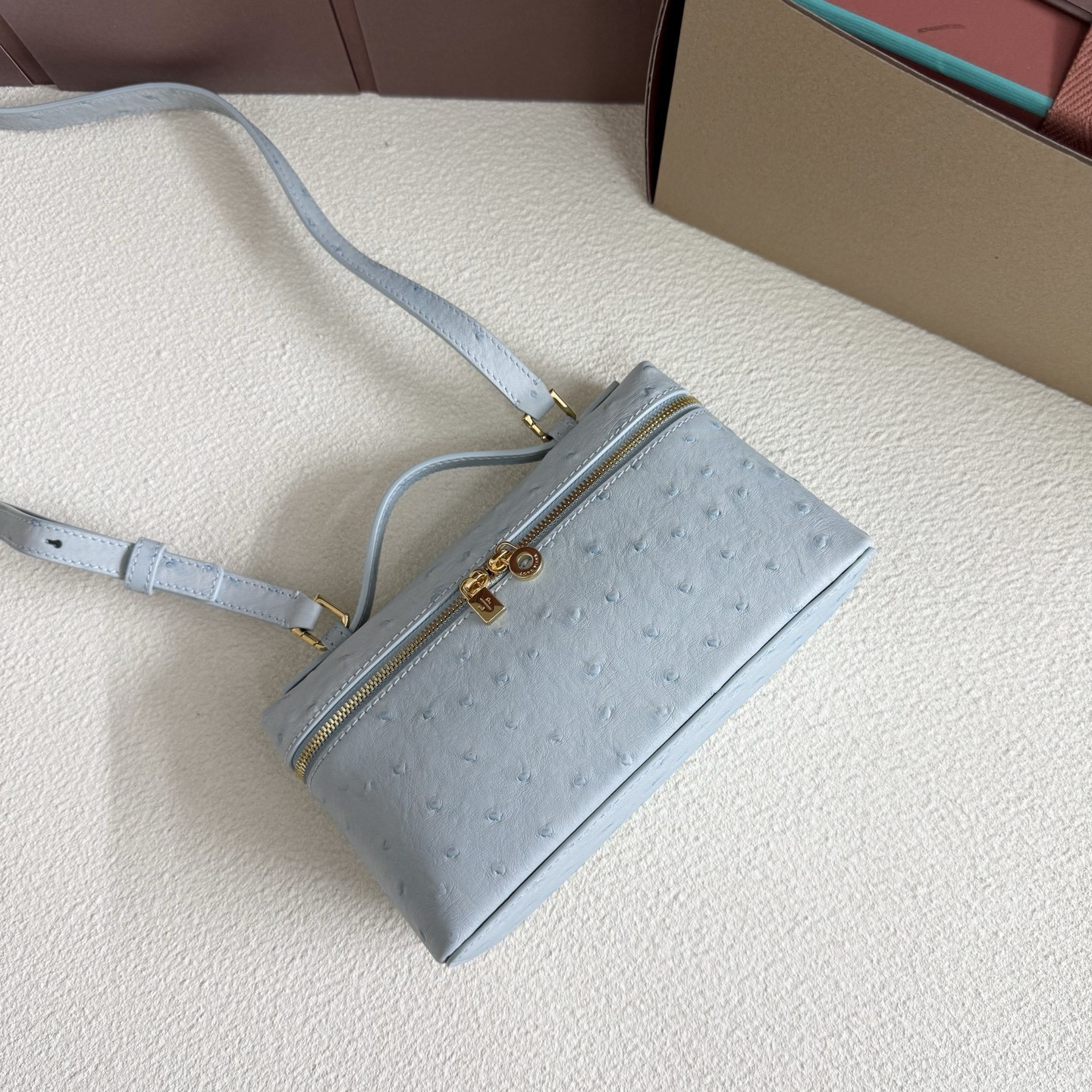 L**o p*ana Extra Pocket L19 Ostrich-grained Leather 11 x 19 x 6.5 cm