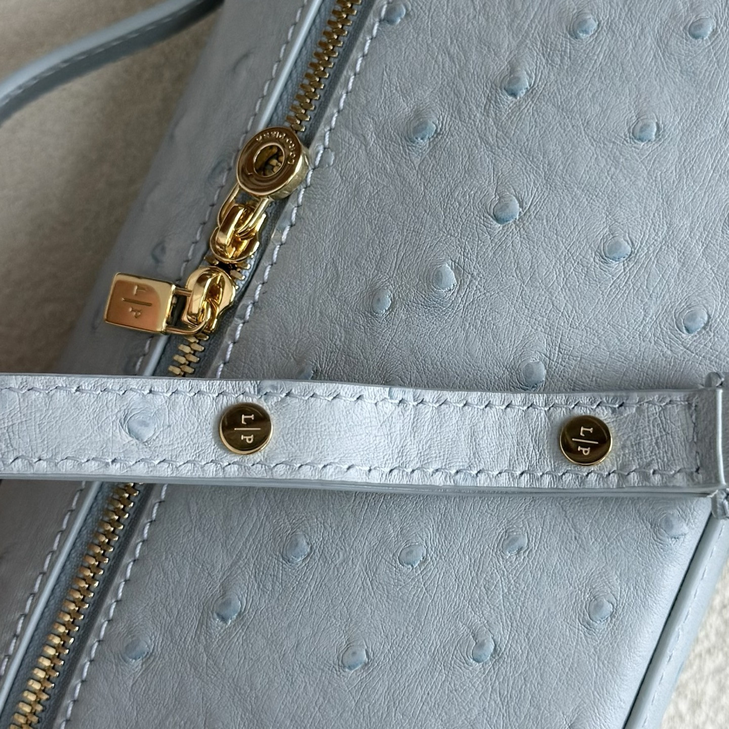 L**o p*ana Extra Pocket L19 Ostrich-grained Leather 11 x 19 x 6.5 cm