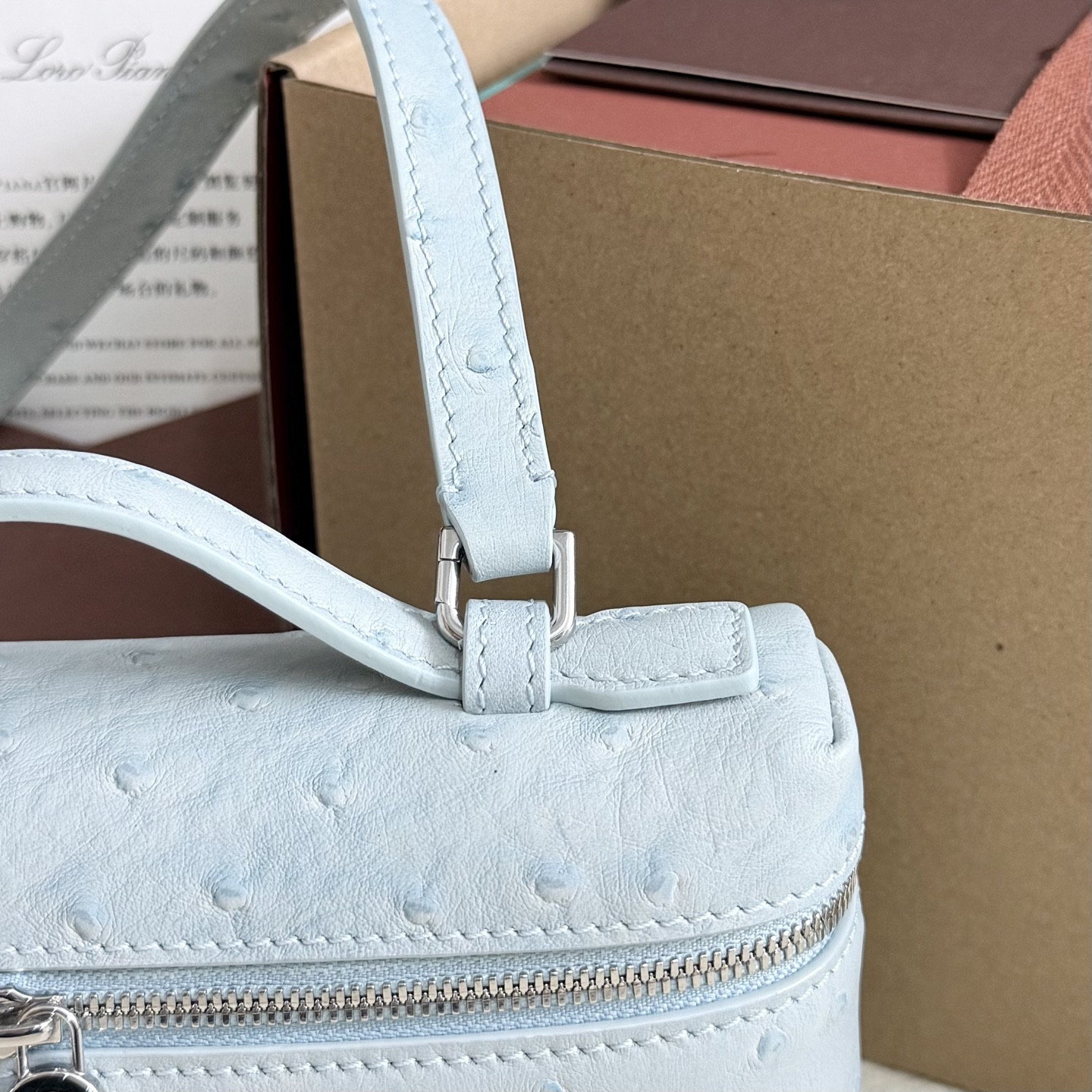 L**o p*ana Extra Pocket L19 Ostrich-grained Leather 11 x 19 x 6.5 cm