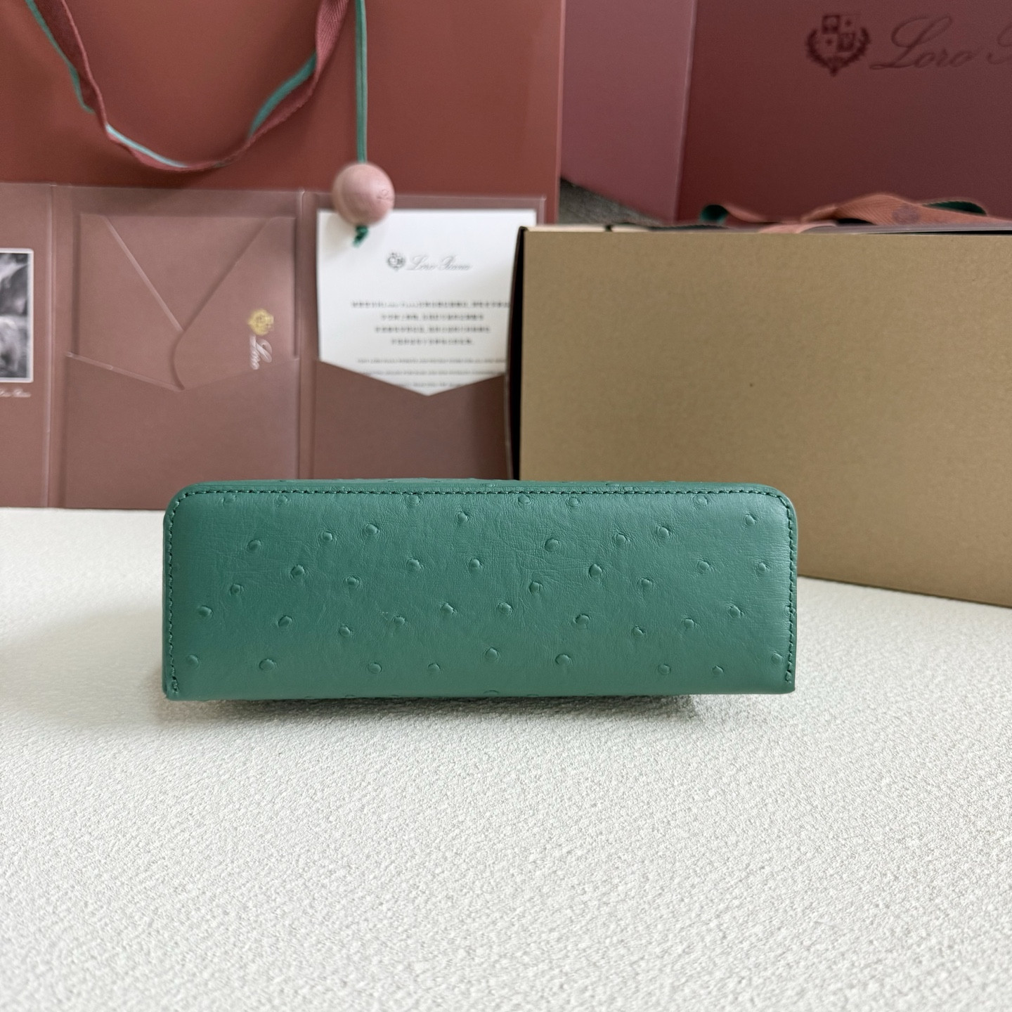 L**o p*ana Extra Pocket L19 Ostrich-grained Leather 11 x 19 x 6.5 cm