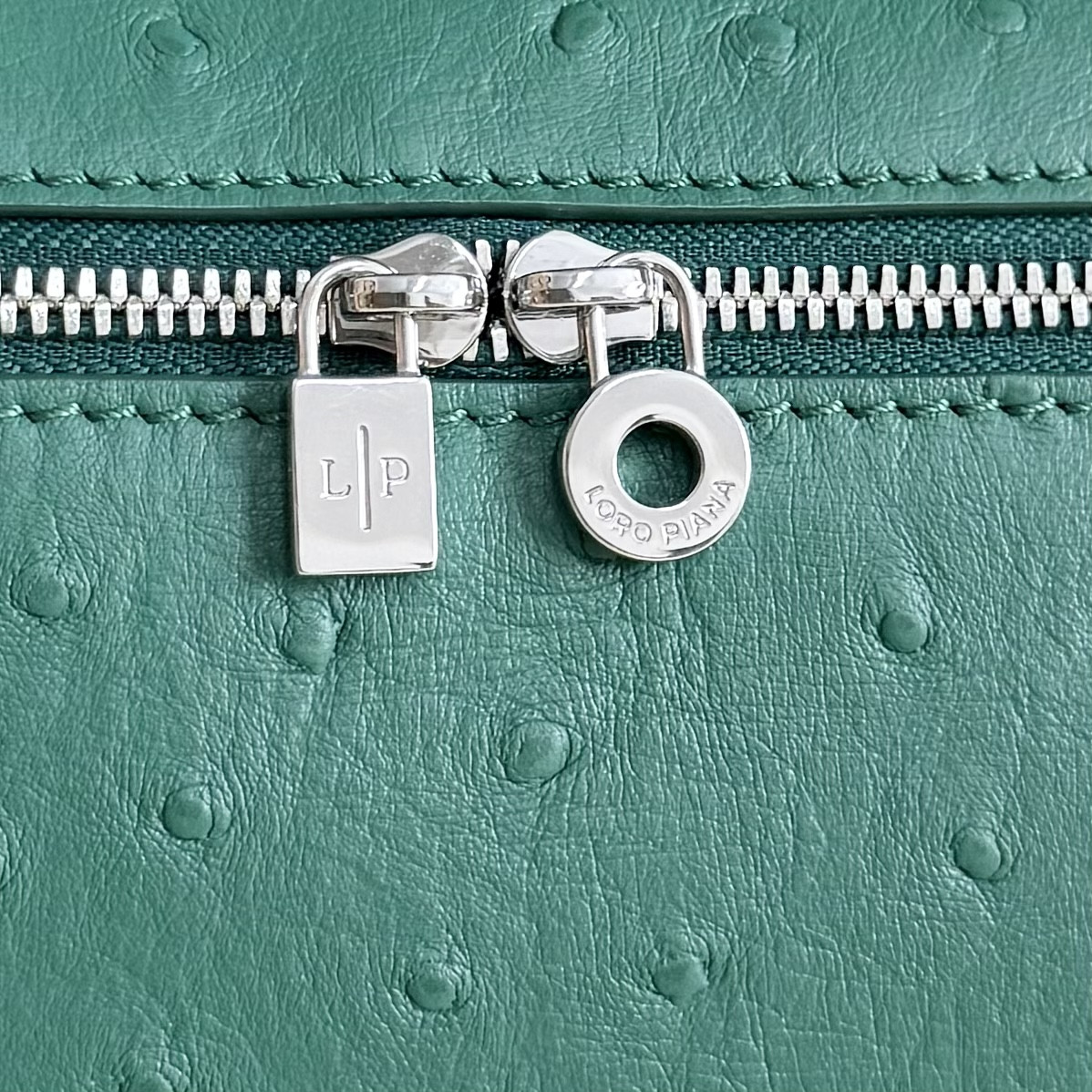 L**o p*ana Extra Pocket L19 Ostrich-grained Leather 11 x 19 x 6.5 cm