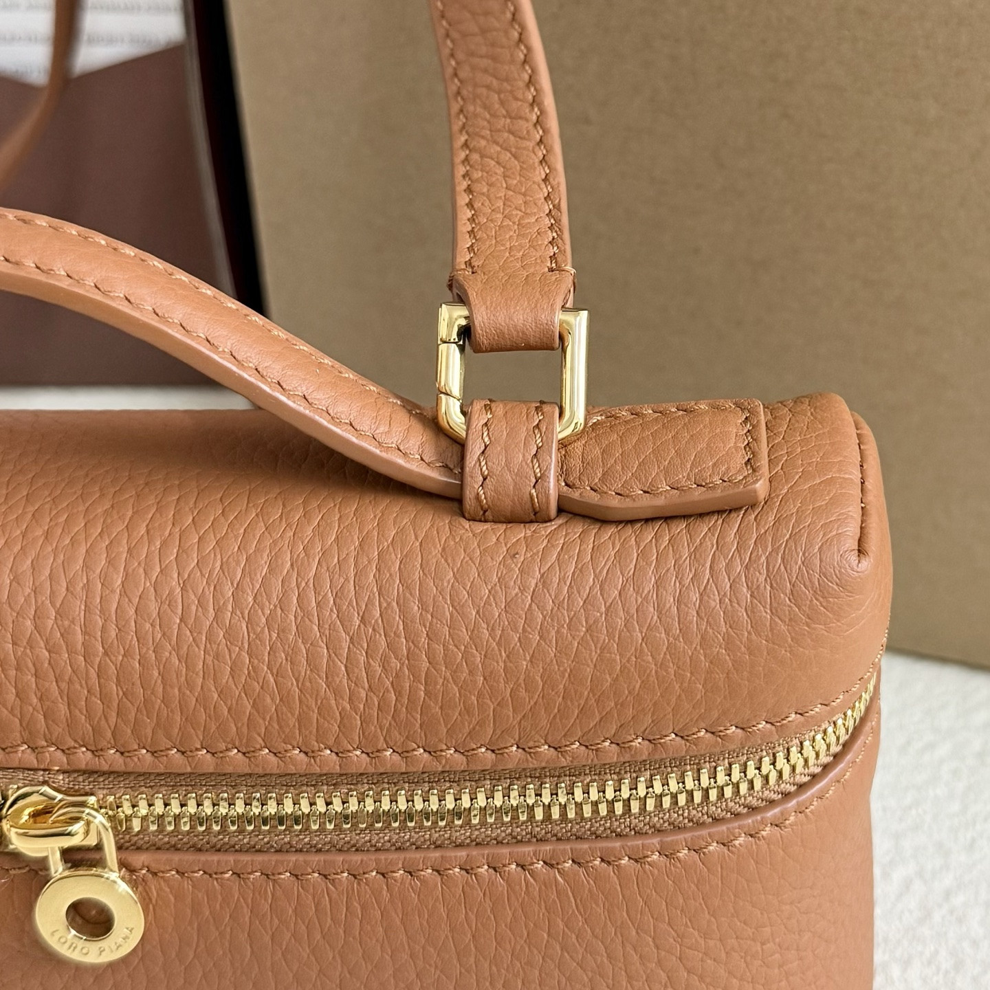 L**o p*ana Extra Pocket L19 Grained Calfskin 11 x 19 x 6.5 cm