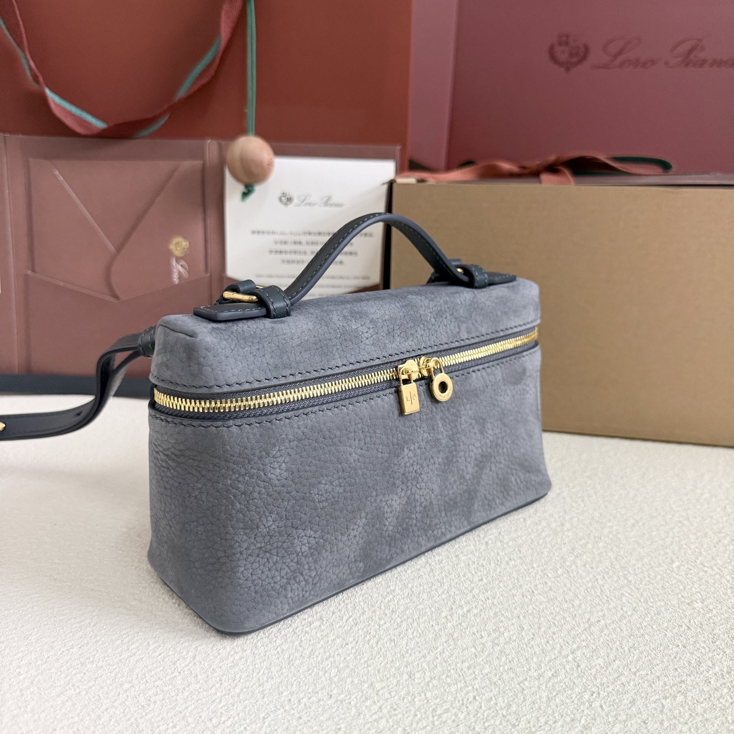 L**o p*ana Extra Pocket L19 Grained Calfskin 11 x 19 x 6.5 cm