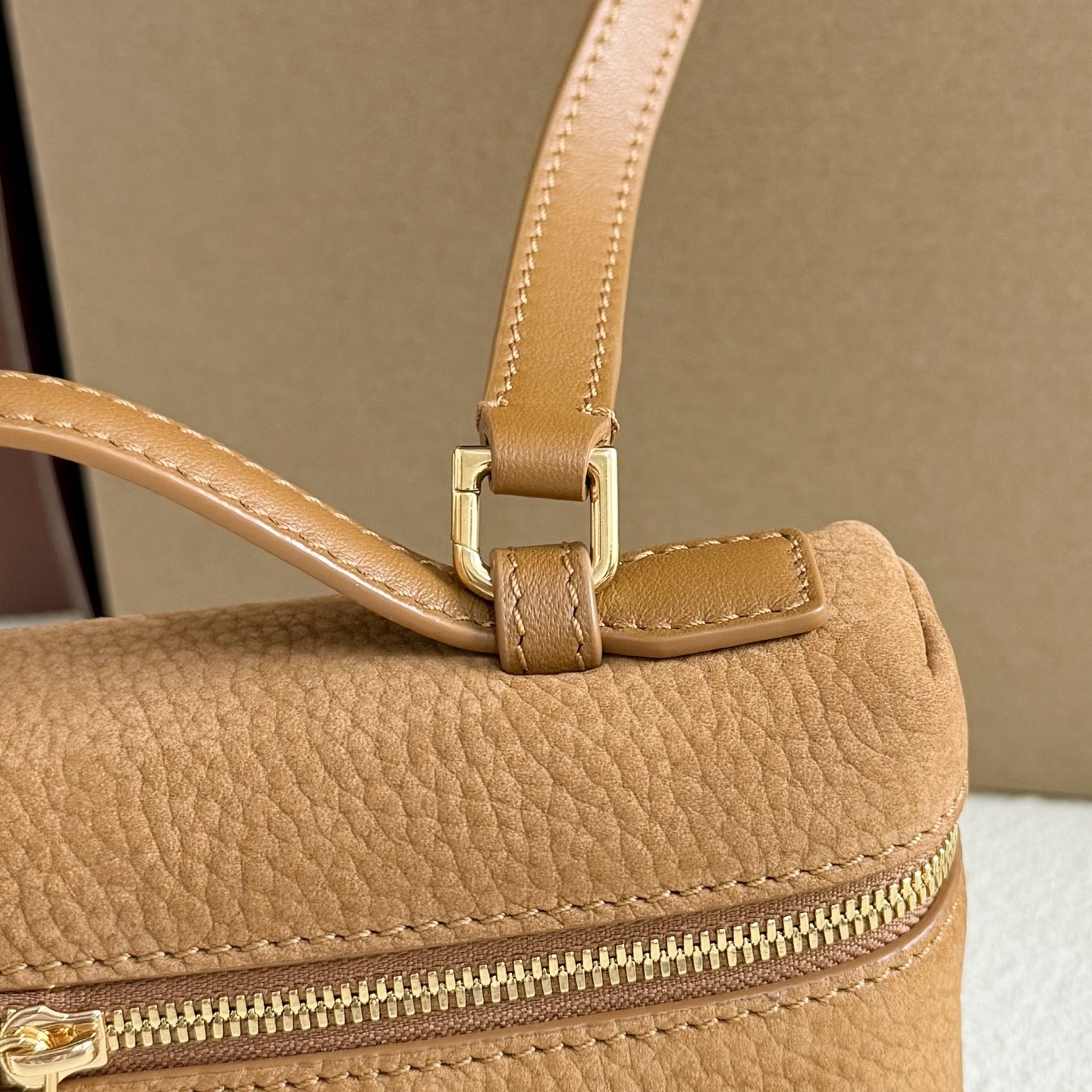 L**o p*ana Extra Pocket L19 Grained Calfskin 11 x 19 x 6.5 cm