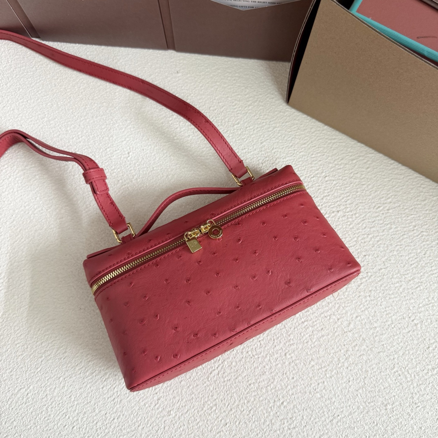 L**o p*ana Extra Pocket L19 Ostrich-grained Leather 11 x 19 x 6.5 cm