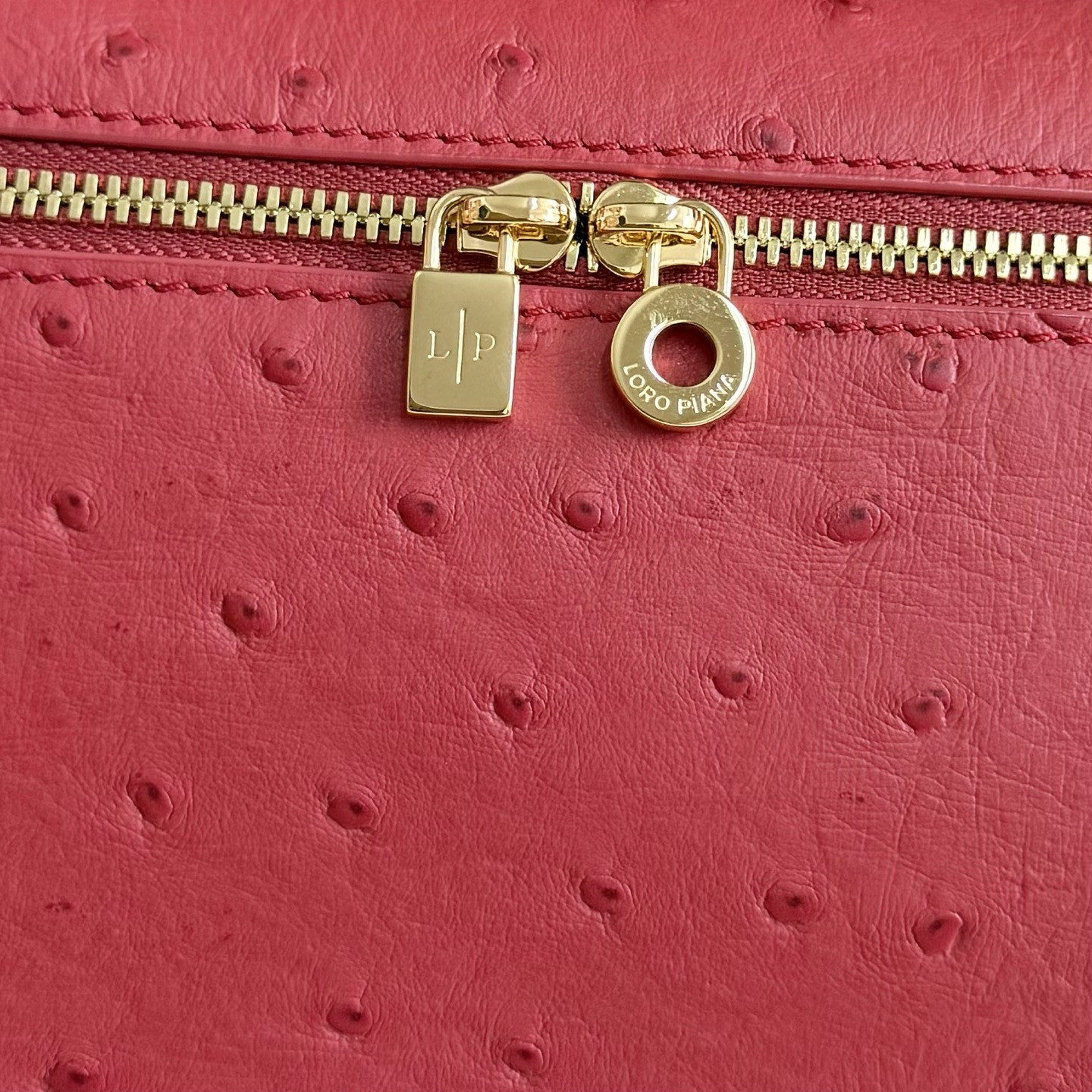 L**o p*ana Extra Pocket L19 Ostrich-grained Leather 11 x 19 x 6.5 cm