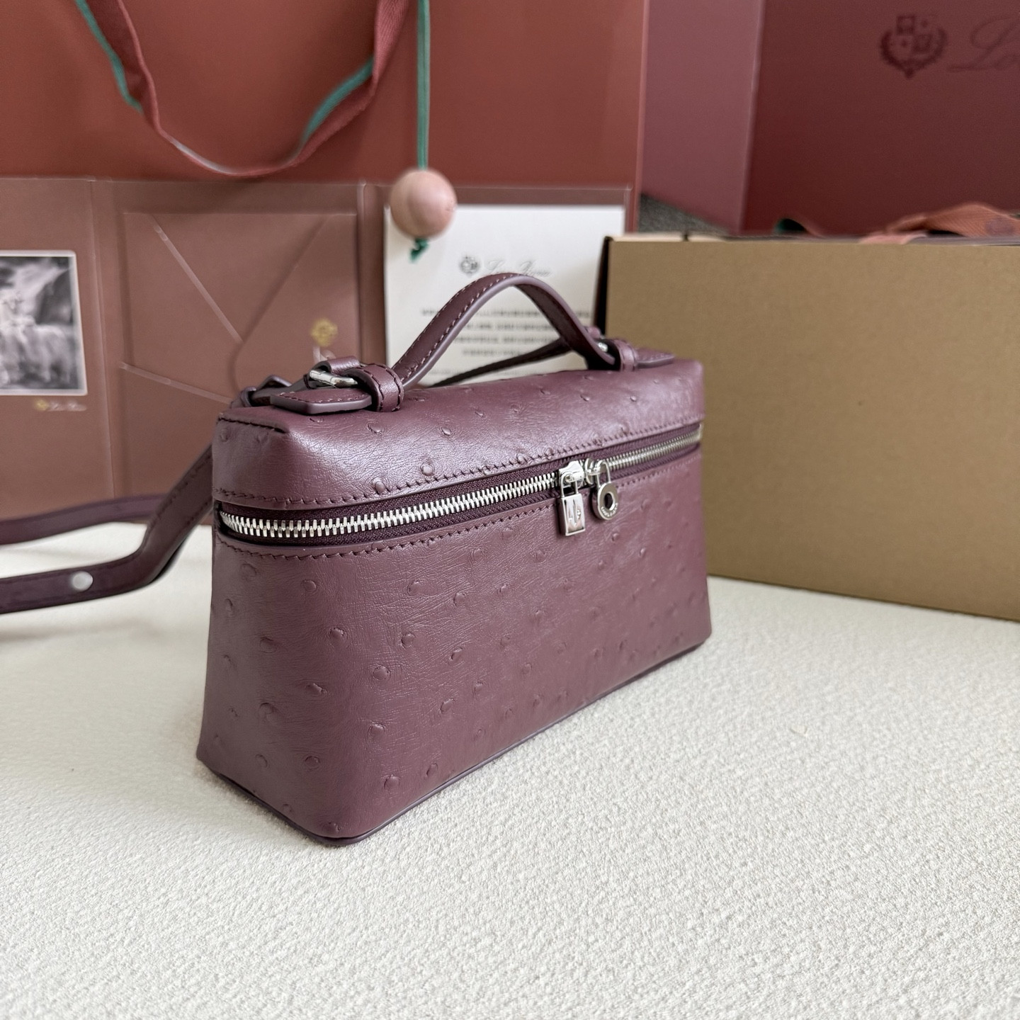 L**o p*ana Extra Pocket L19 Ostrich-grained Leather 11 x 19 x 6.5 cm