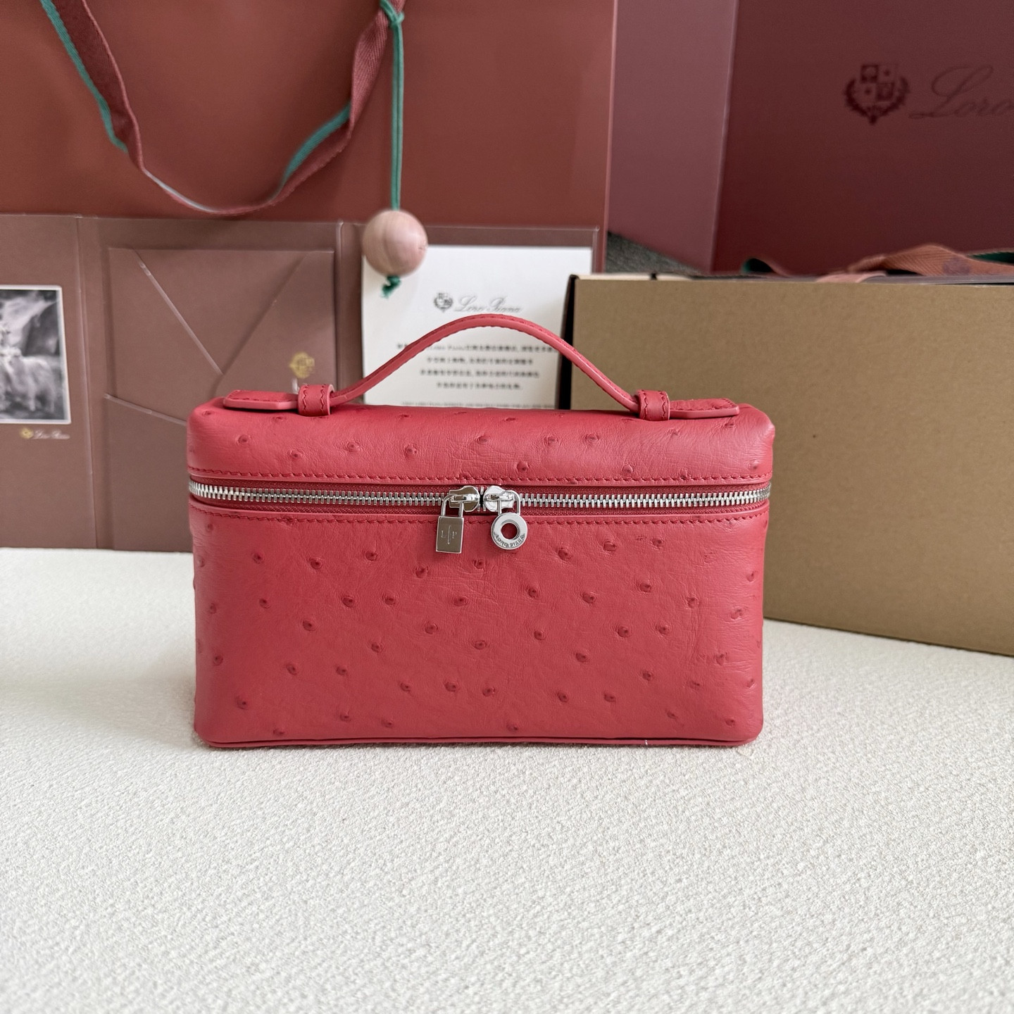 L**o p*ana Extra Pocket L19 Ostrich-grained Leather 11 x 19 x 6.5 cm