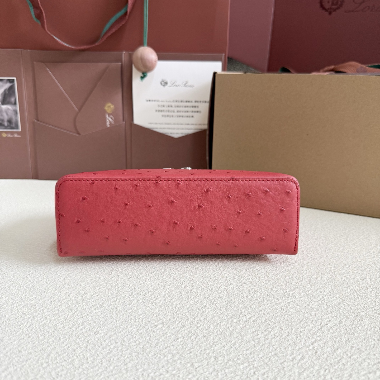 L**o p*ana Extra Pocket L19 Ostrich-grained Leather 11 x 19 x 6.5 cm