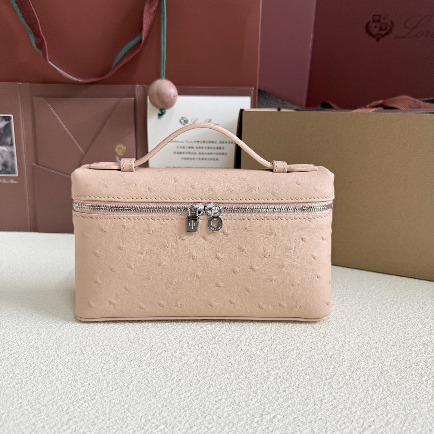 L**o p*ana Extra Pocket L19 Ostrich-grained Leather 11 x 19 x 6.5 cm