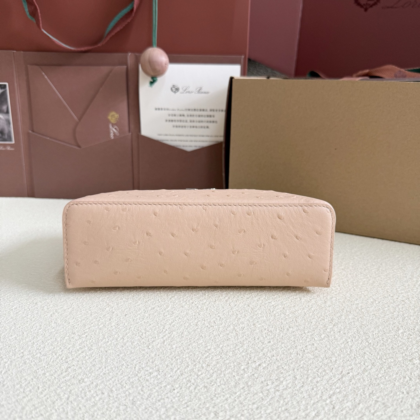 L**o p*ana Extra Pocket L19 Ostrich-grained Leather 11 x 19 x 6.5 cm