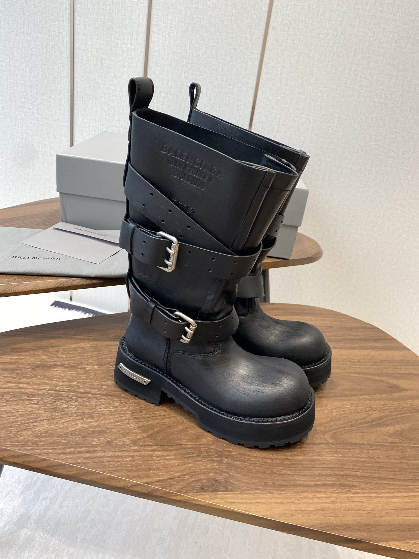 UA Ba*len*cia*ga Women