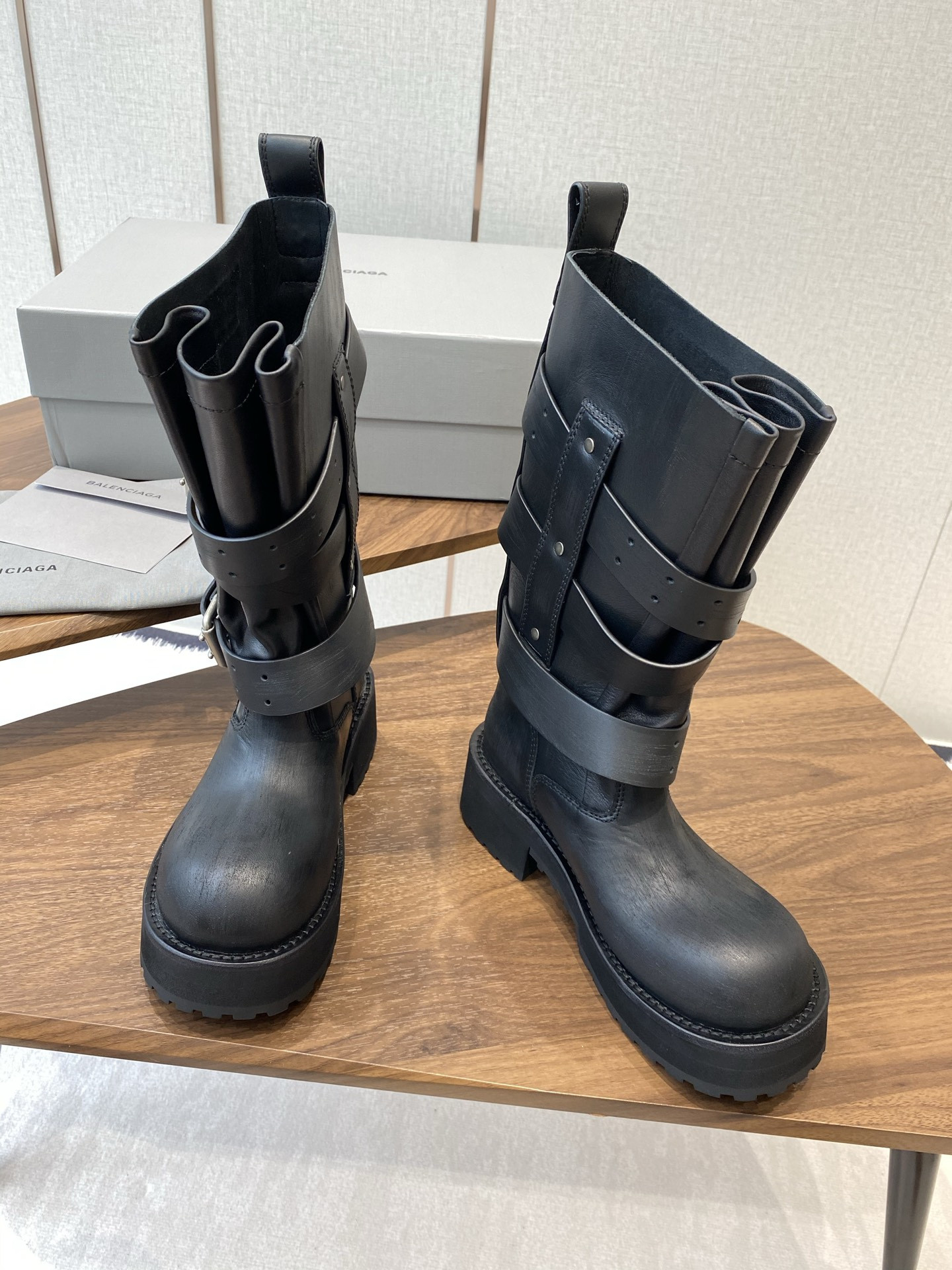 UA Ba*len*cia*ga Women