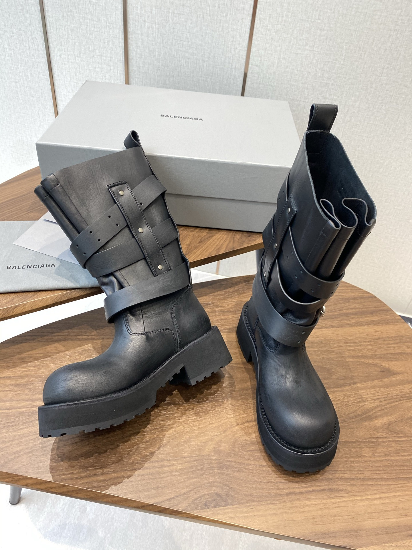 UA Ba*len*cia*ga Women